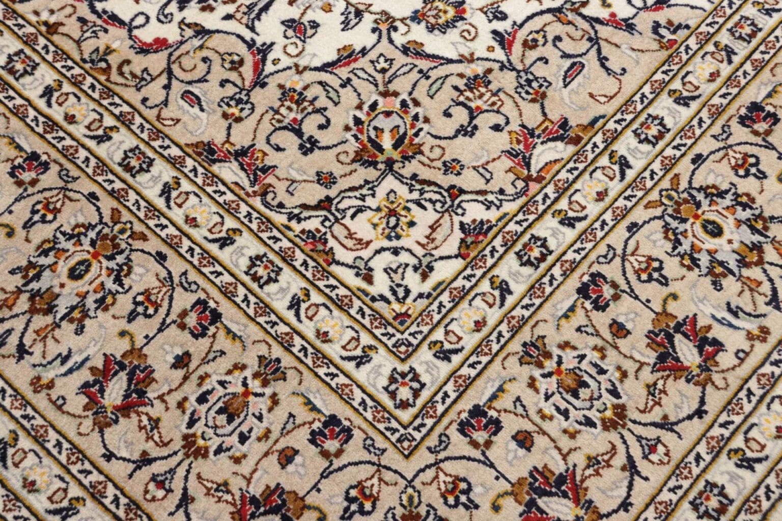 kashan-teppich-203-x-305-cm-schurwolle-florales-muster-handgeknupft-5 Hand-Knotted Wool Kashan Persian Rug, 203 × 305 cm – view 6