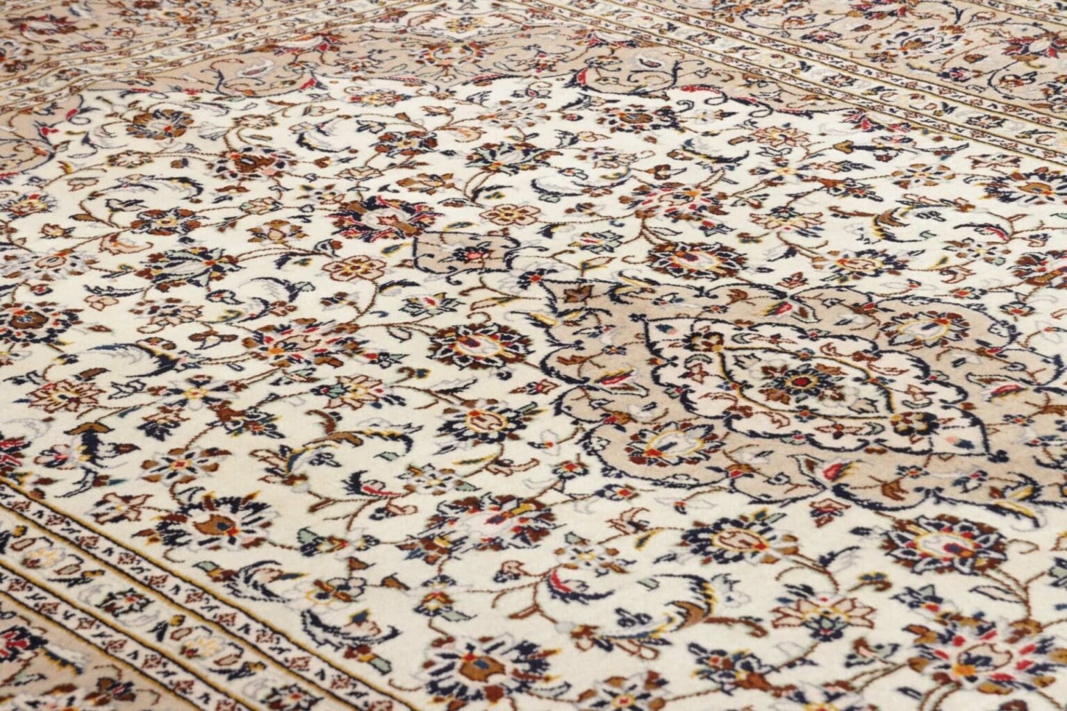 kashan-teppich-203-x-305-cm-schurwolle-florales-muster-handgeknupft-7 Hand-Knotted Wool Kashan Persian Rug, 203 × 305 cm – view 8
