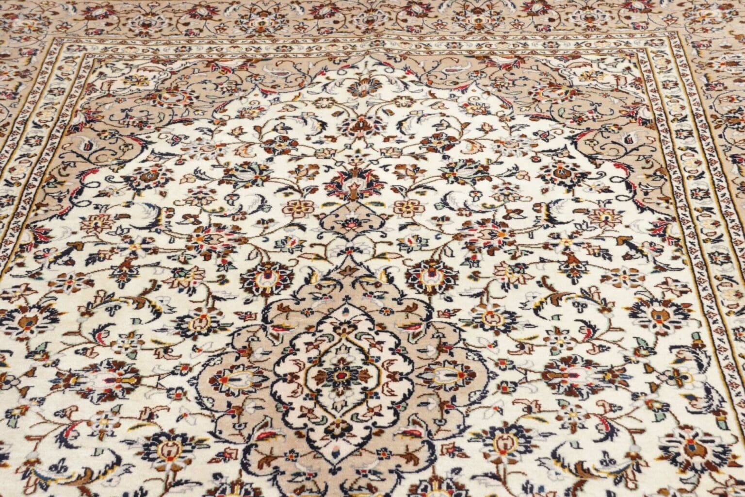 kashan-teppich-203-x-305-cm-schurwolle-florales-muster-handgeknupft-8 Hand-Knotted Wool Kashan Persian Rug, 203 × 305 cm – view 9