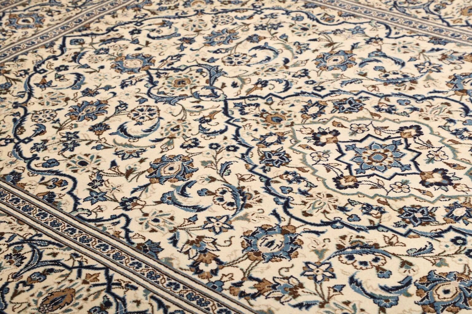 Hand-Knotted Wool Kashan Persian Rug, 203 × 300 cm – view 7