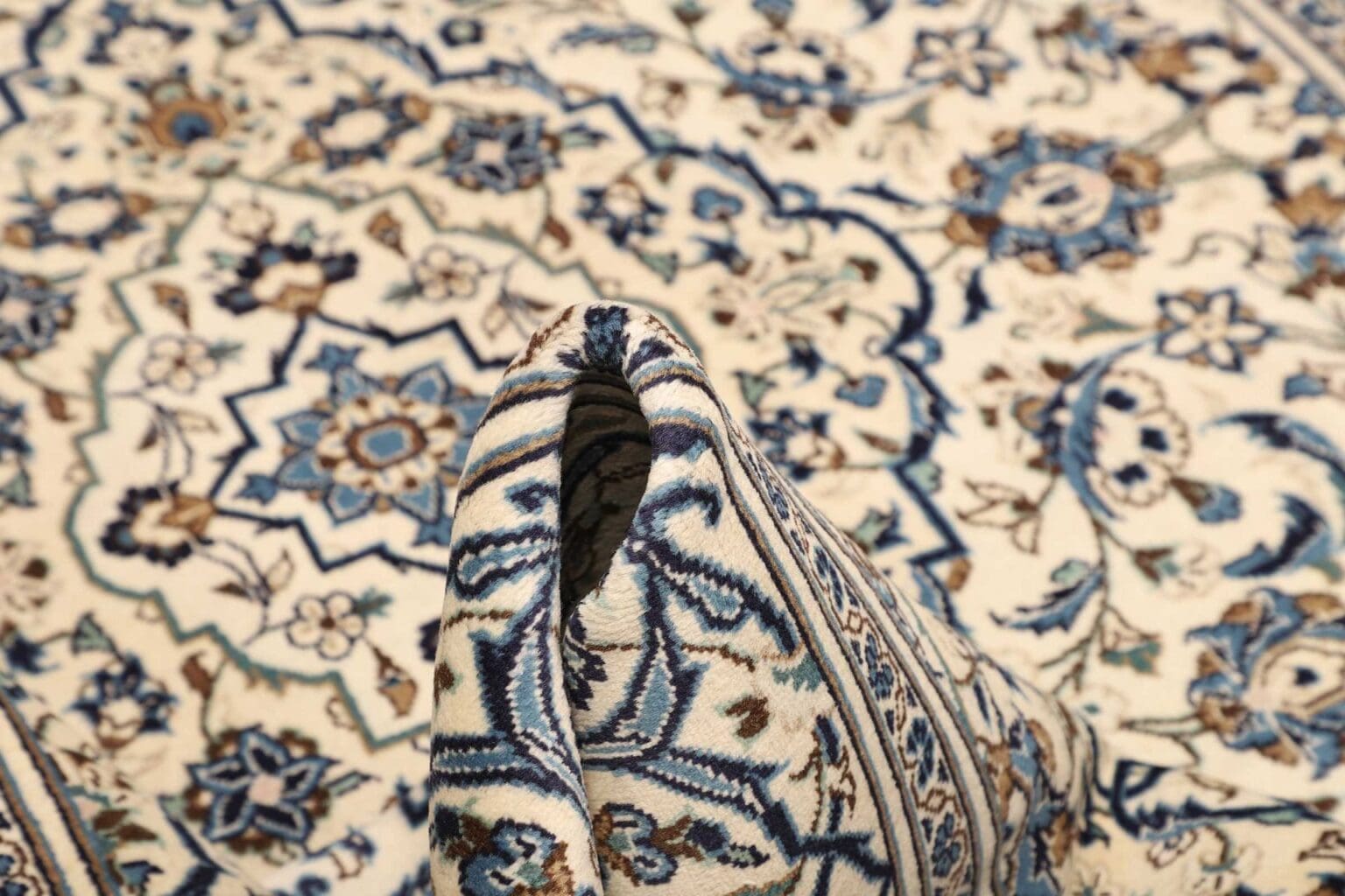 Hand-Knotted Wool Kashan Persian Rug, 203 × 300 cm – view 9