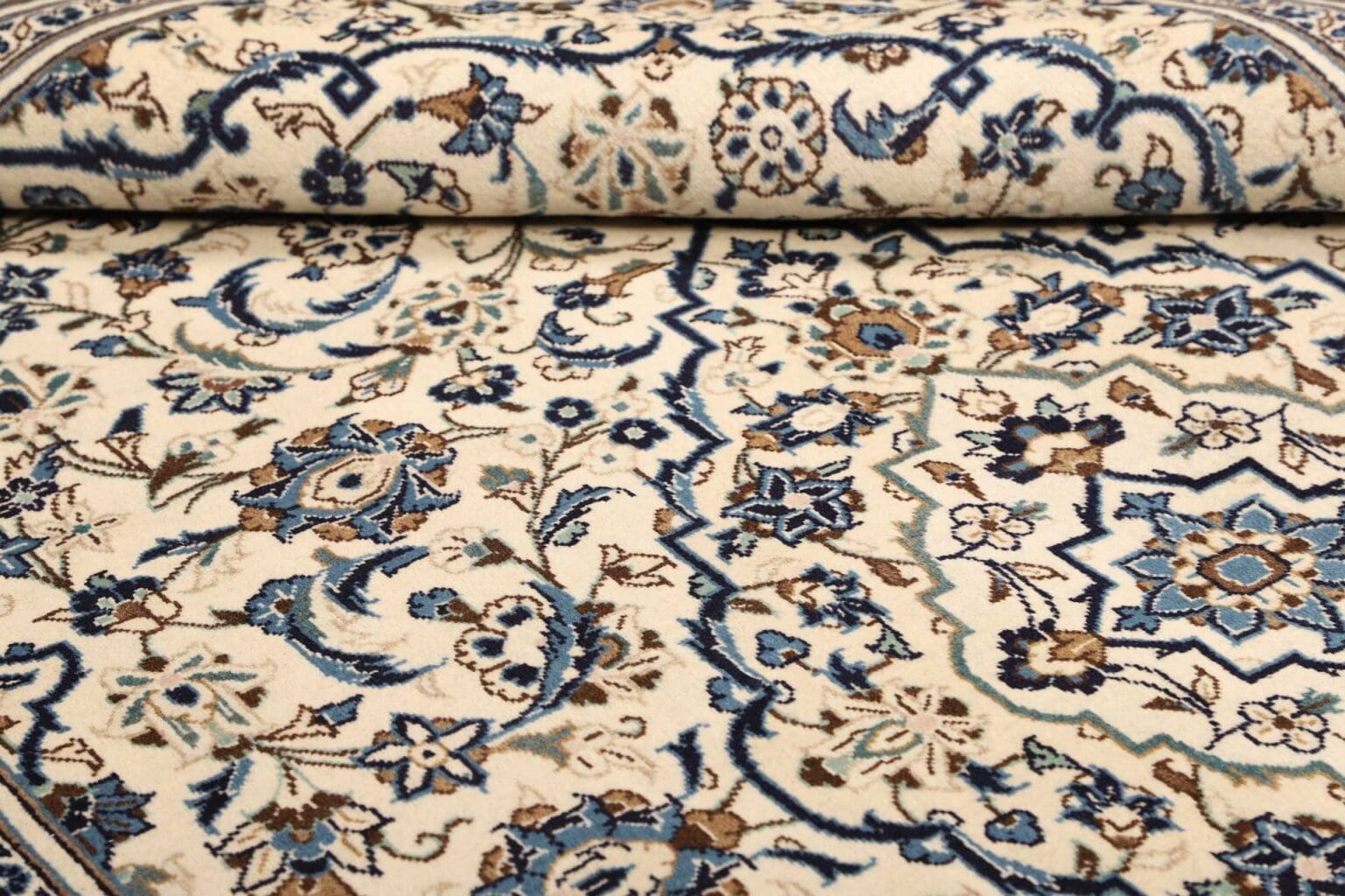 Hand-Knotted Wool Kashan Persian Rug, 203 × 300 cm – view 10