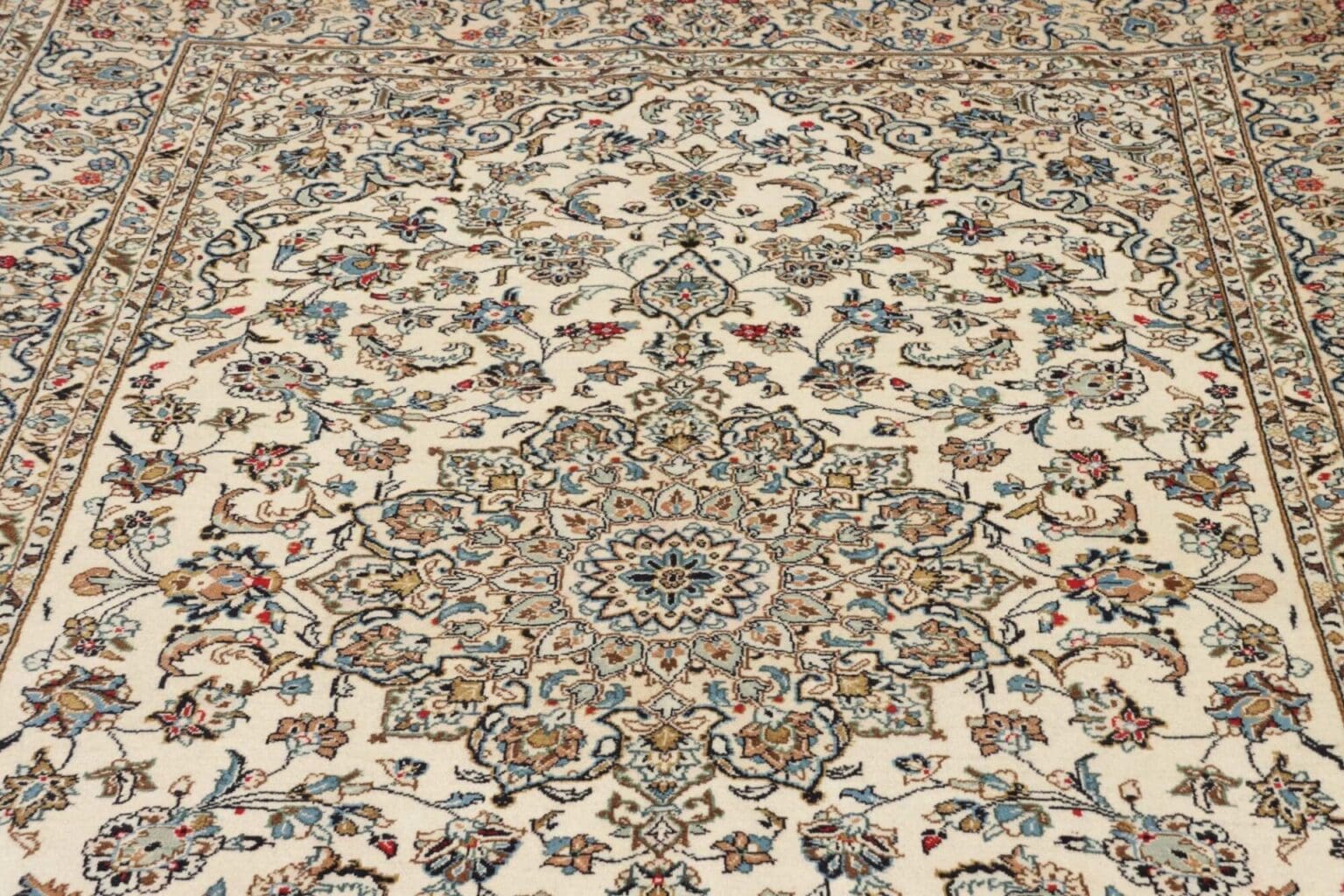 kashan-teppich-196-x-298cm-florale-muster-handgeknupft-perserteppich-7 Kashan Persian Rug 196 × 298 cm, Wool, hand-knotted – view 8