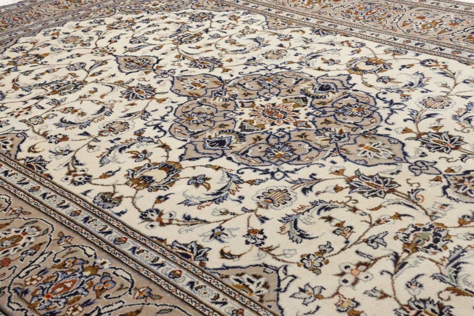 Kashan Persian Rug — hand-knotted, 206 × 320 cm, Wool – view 8