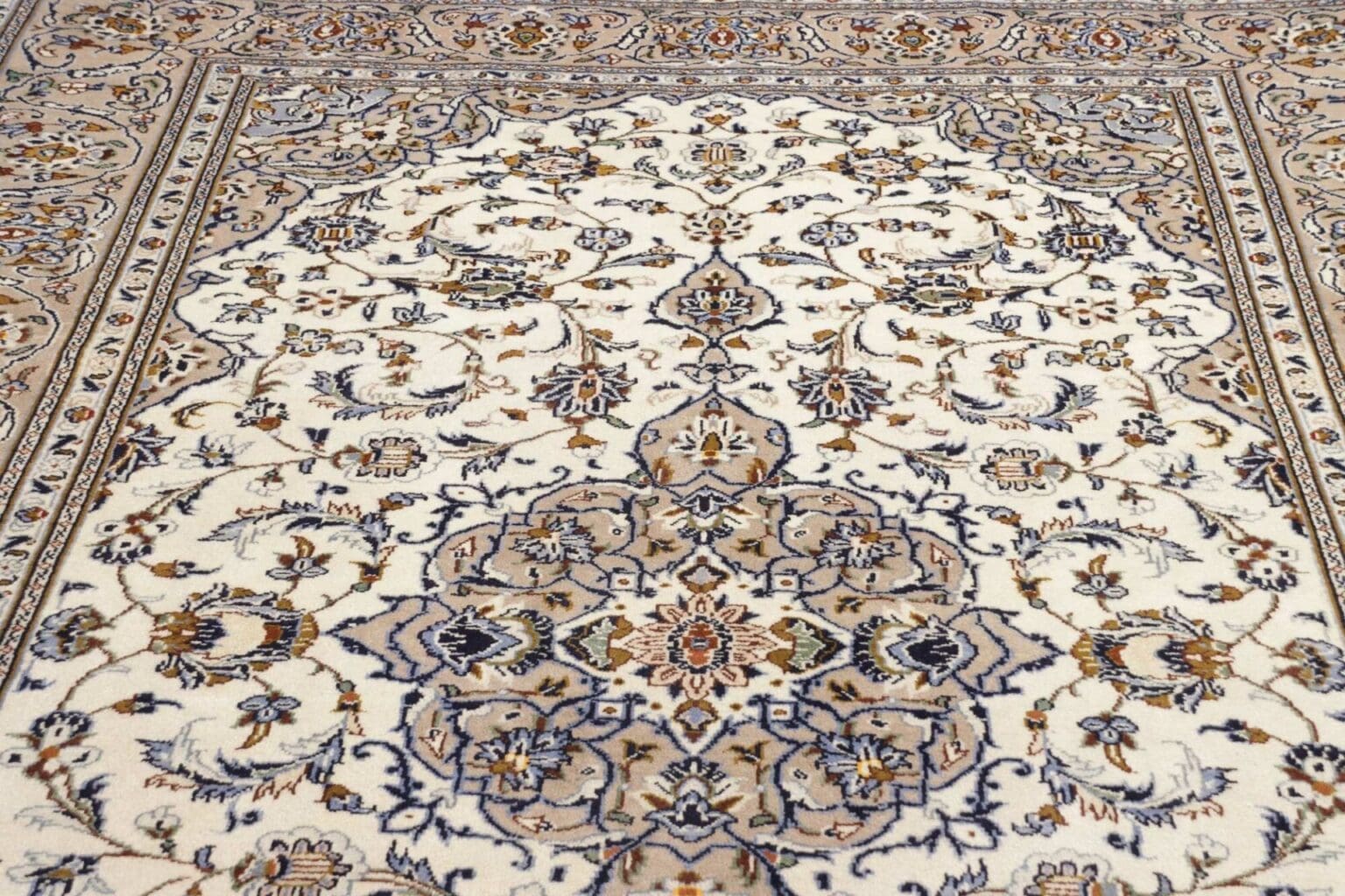 Kashan Persian Rug — hand-knotted, 206 × 320 cm, Wool – view 9