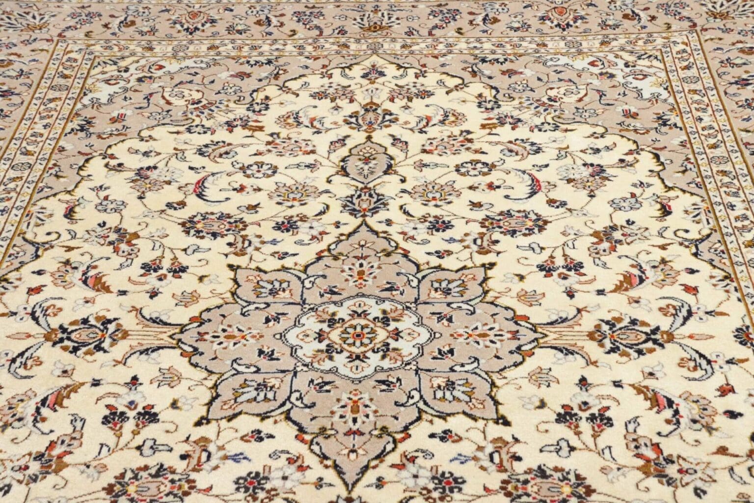 Hand-Knotted Wool Kashan Persian Rug, 199 × 292 cm – view 9