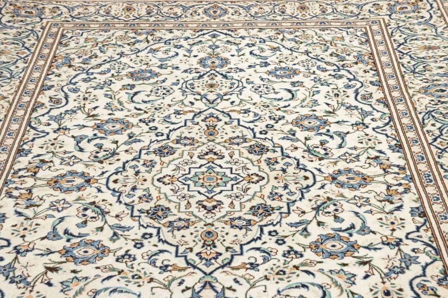 Kashan Persian Rug — hand-knotted, 196 × 308 cm, Wool – view 8
