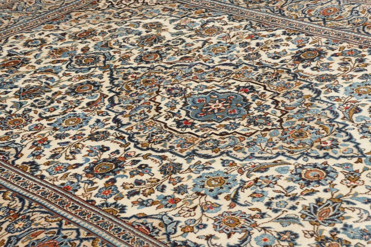 Hand-Knotted Wool Kashan Persian Rug, 200 × 305 cm – view 8