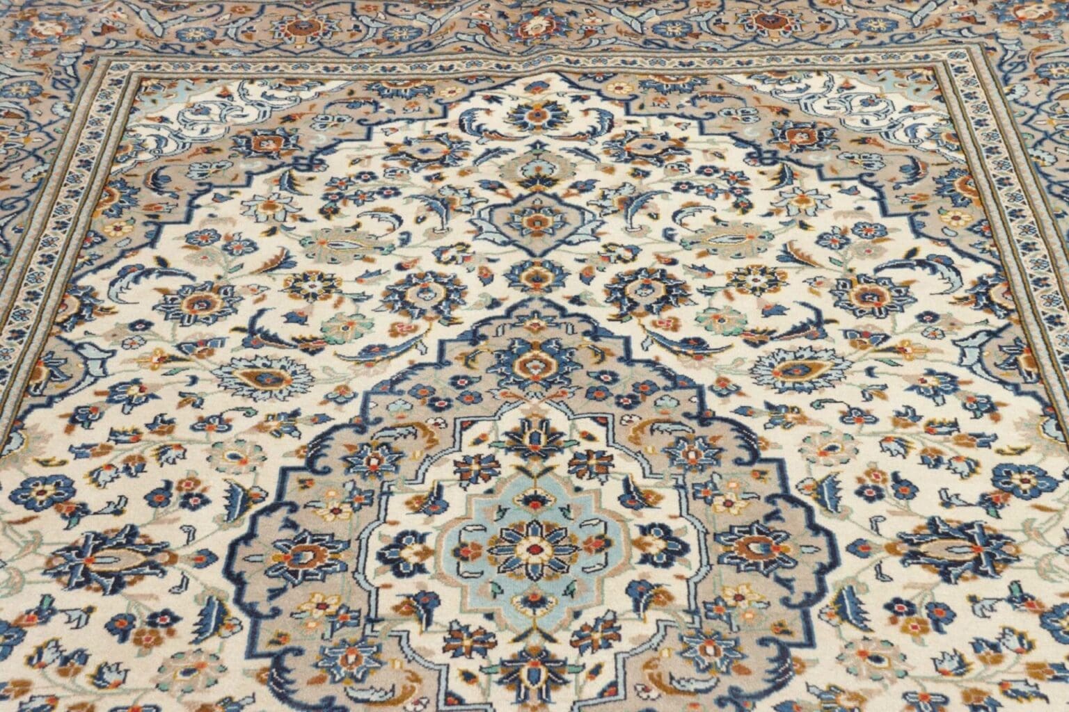 Hand-Knotted Wool Kashan Persian Rug, 197 × 307 cm – view 9