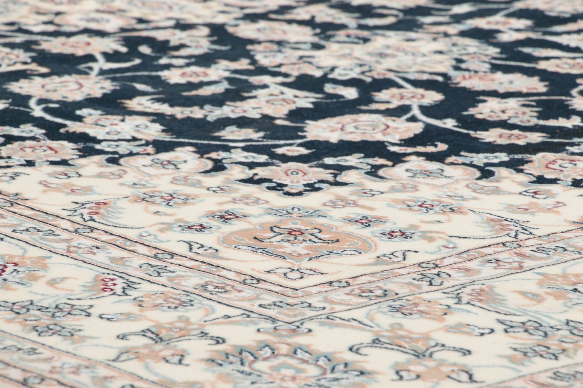 perserteppich-isfahan-200-x-315-cm-schurwolle-seide-handgeknupft-3 Hand-Knotted Wool & Silk Isfahan Persian Rug, 200 × 315 cm