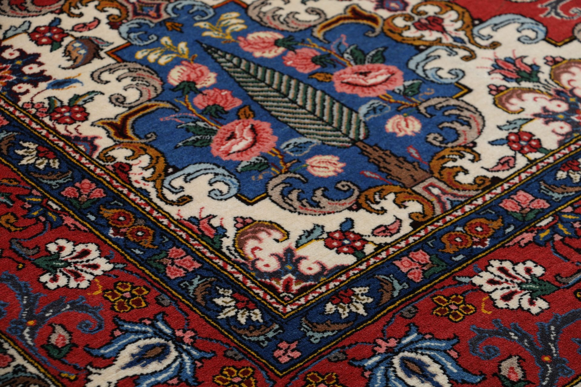 Bakhtiari Persian Rug — hand-knotted, 208 × 325 cm, Wool