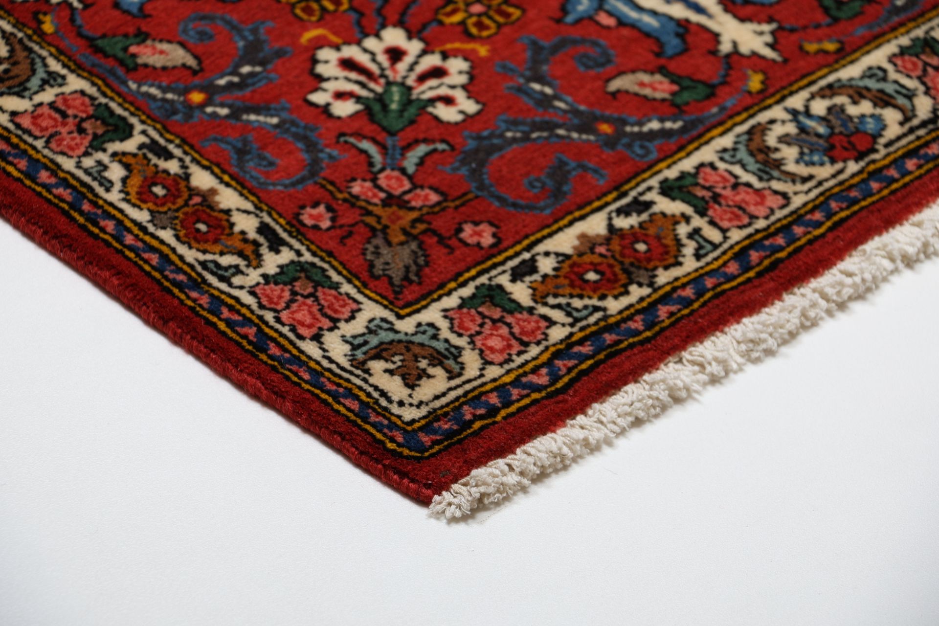 Bakhtiari Persian Rug — hand-knotted, 208 × 325 cm, Wool