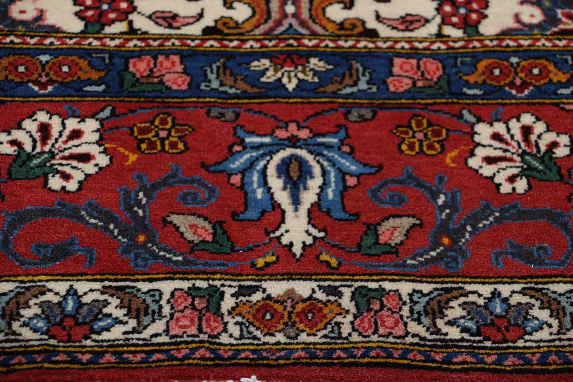 Bakhtiari Persian Rug — hand-knotted, 208 × 325 cm, Wool