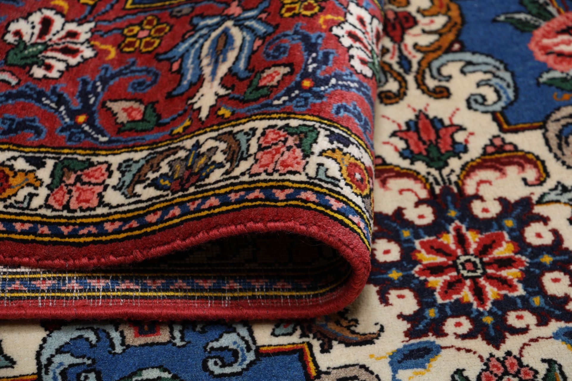 Bakhtiari Persian Rug — hand-knotted, 208 × 325 cm, Wool
