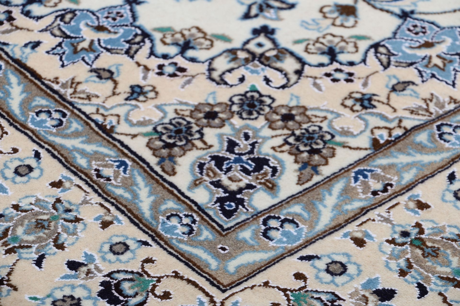Nain Persian Rug — hand-knotted, 193 × 300 cm, Wool