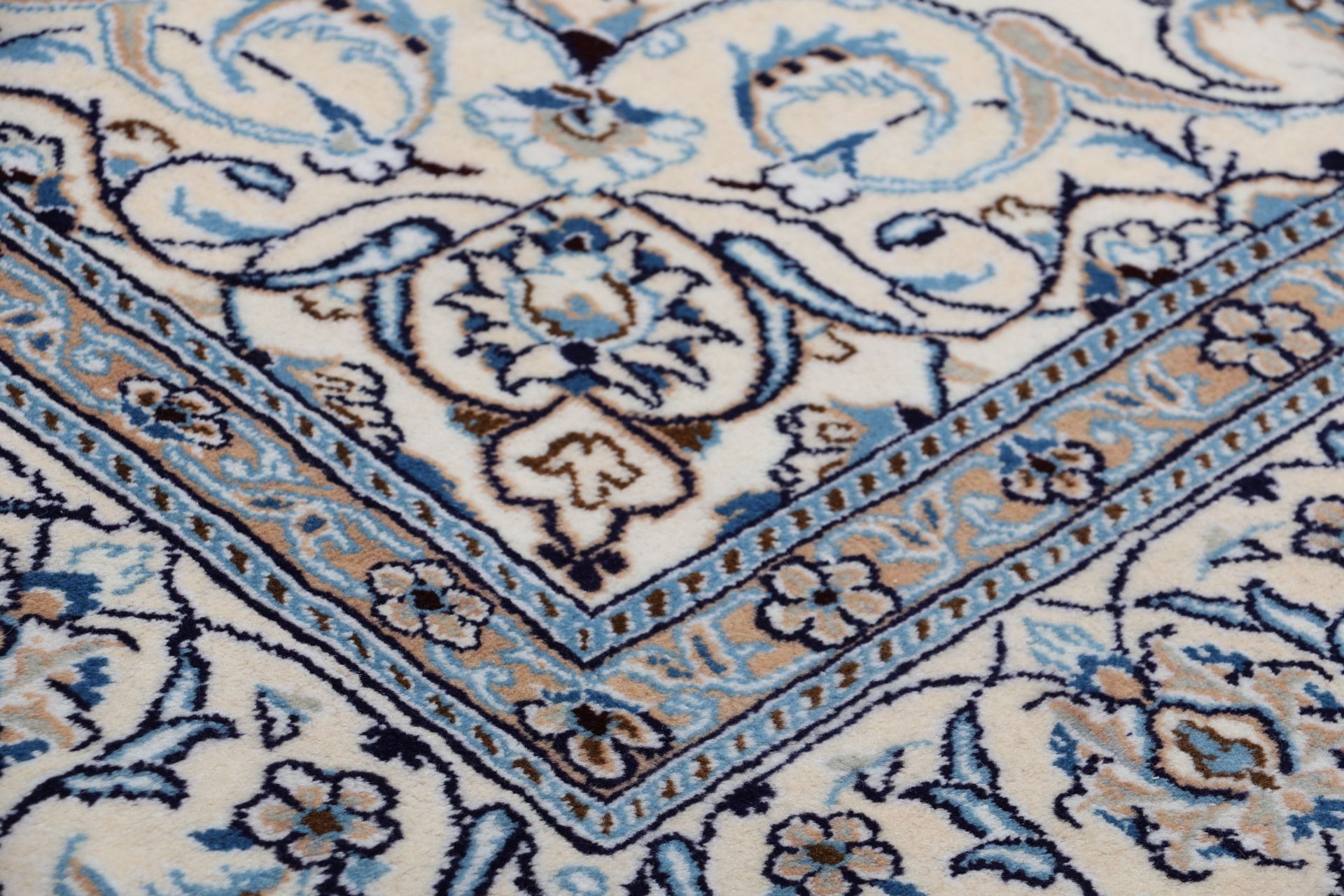 Nain Persian Rug — hand-knotted, 196 × 306 cm, Wool