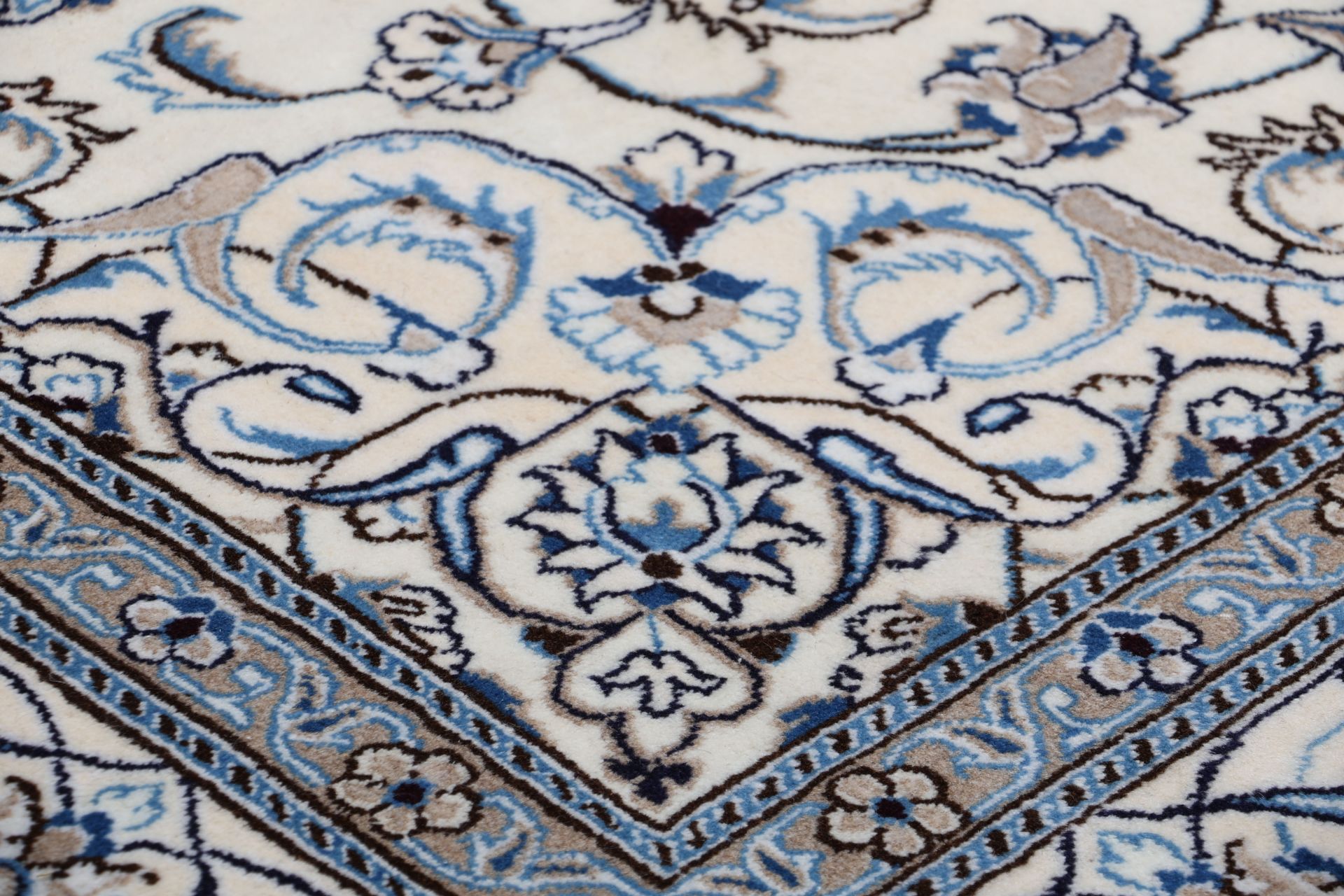 Nain Persian Rug — hand-knotted, 197 × 297 cm, Wool