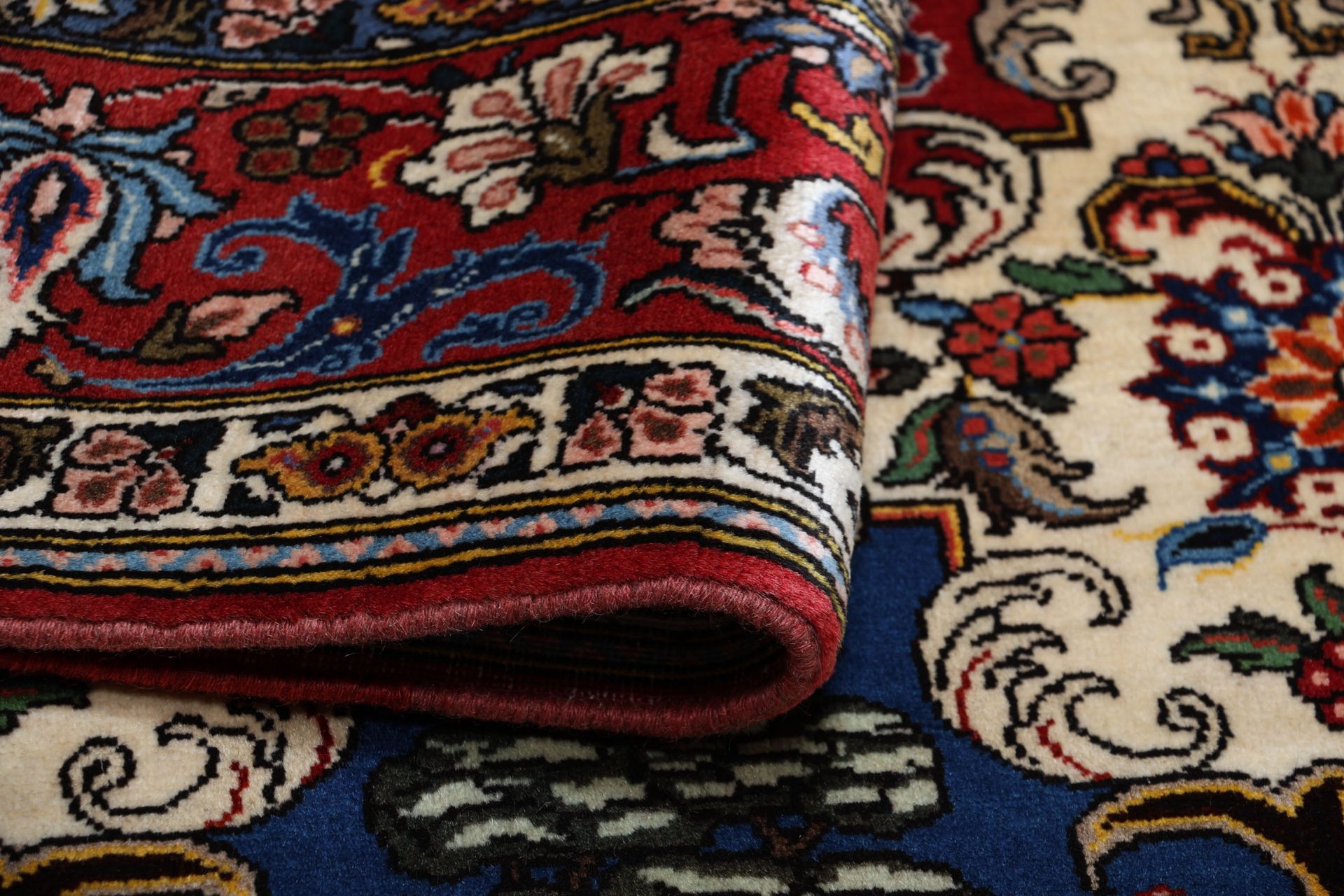 Bakhtiari Persian Rug — hand-knotted, 210 × 305 cm, Wool