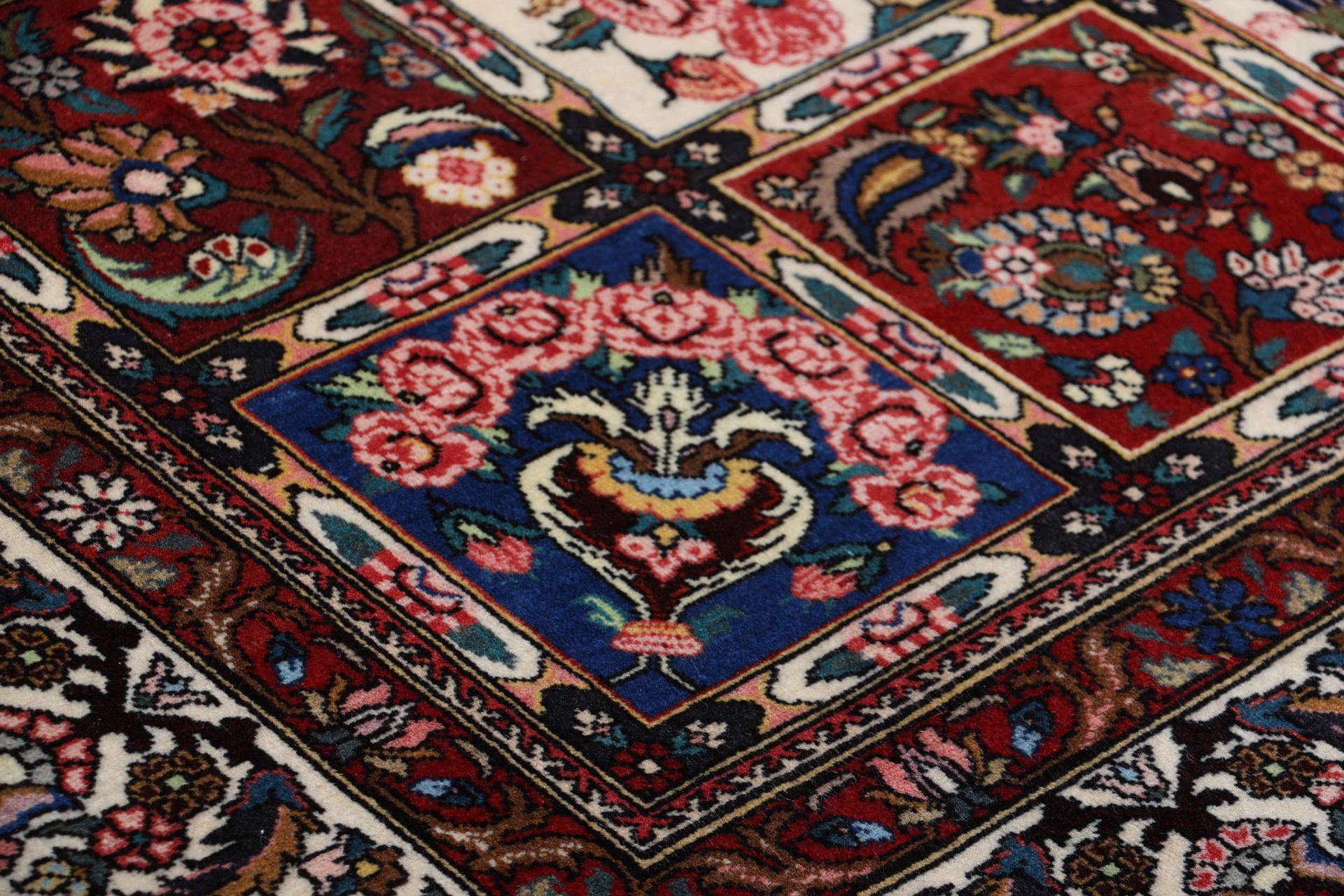 Bakhtiari Persian Rug — hand-knotted, 200 × 310 cm, Wool