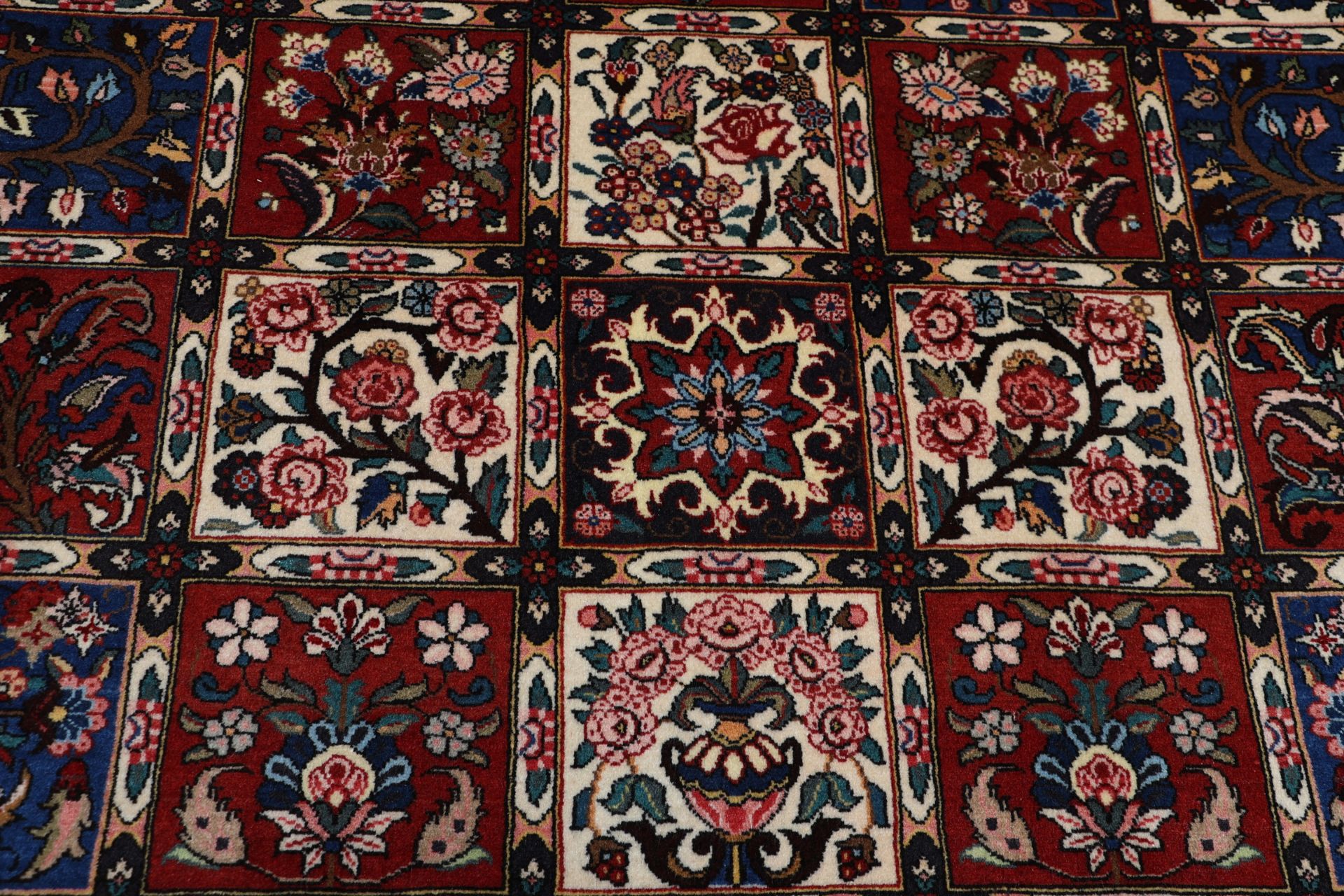 Bakhtiari Persian Rug — hand-knotted, 200 × 310 cm, Wool