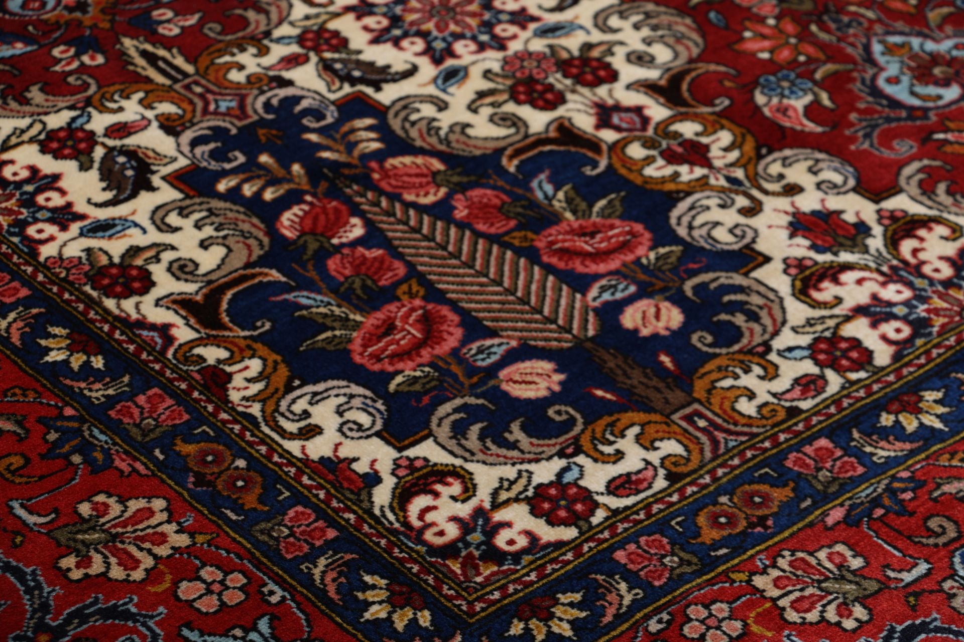 Bakhtiari Persian Rug — hand-knotted, 211 × 295 cm, Wool