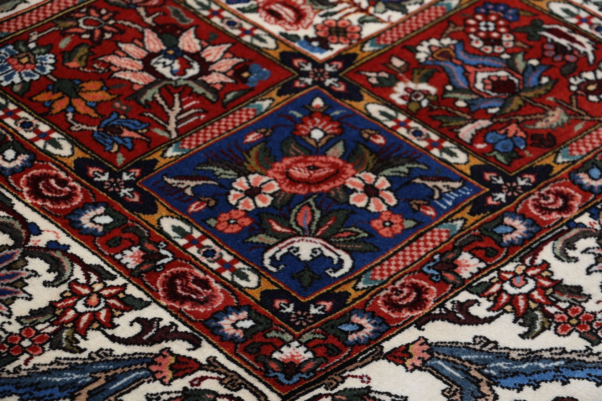 Hand-Knotted Wool Bakhtiari Persian Rug, 205 × 302 cm