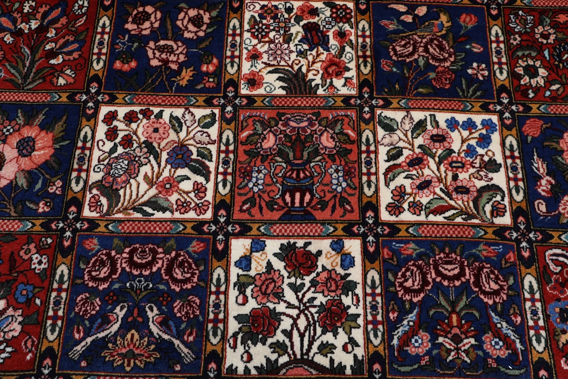 Hand-Knotted Wool Bakhtiari Persian Rug, 205 × 302 cm