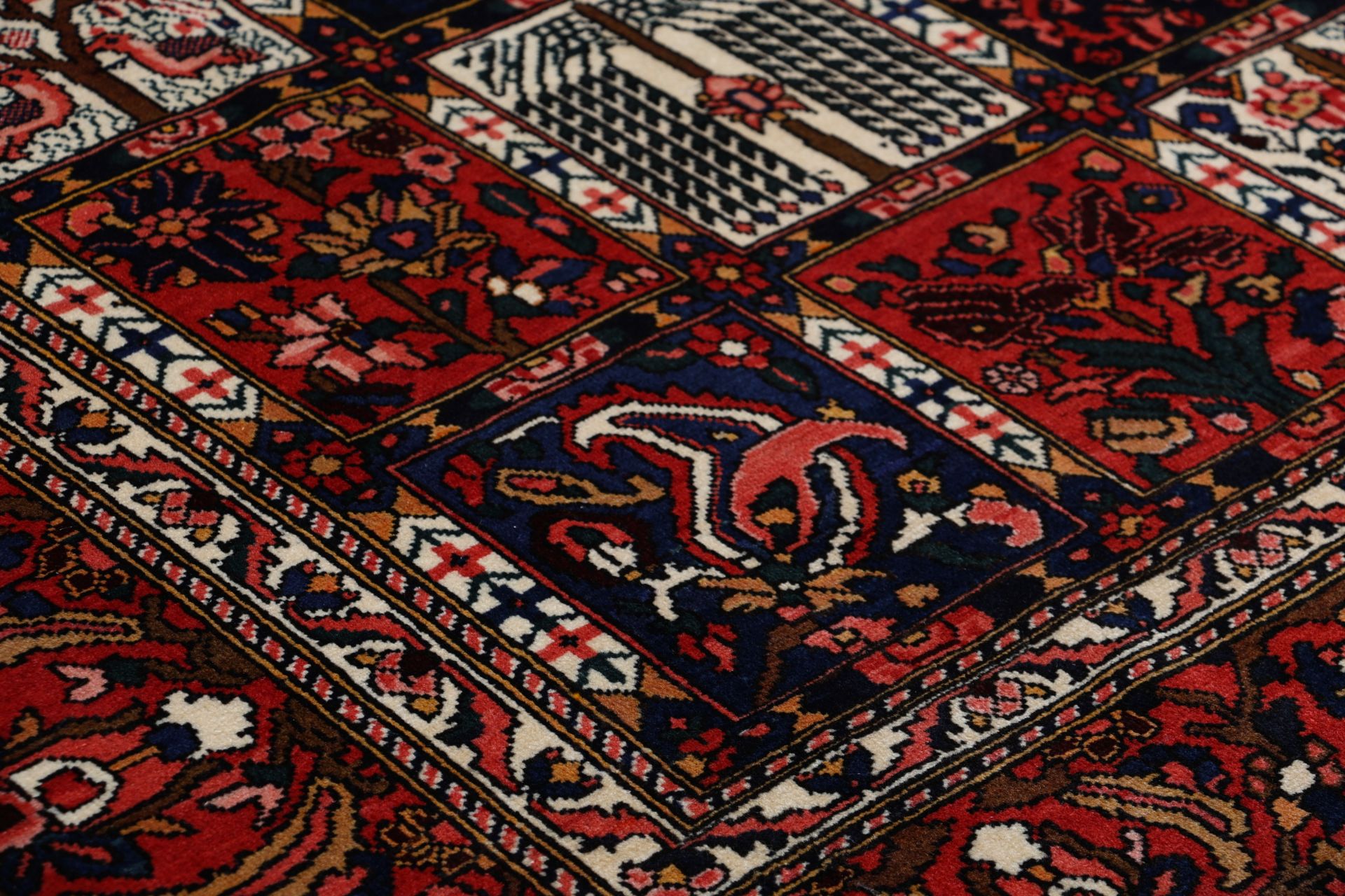 Hand-Knotted Wool Bakhtiari Persian Rug, 215 × 310 cm