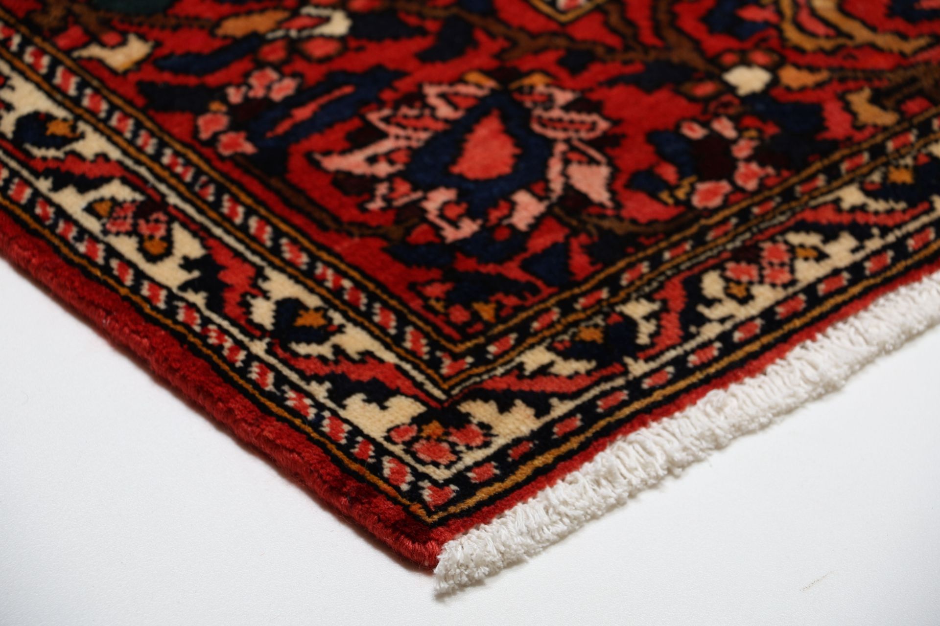 Hand-Knotted Wool Bakhtiari Persian Rug, 215 × 310 cm