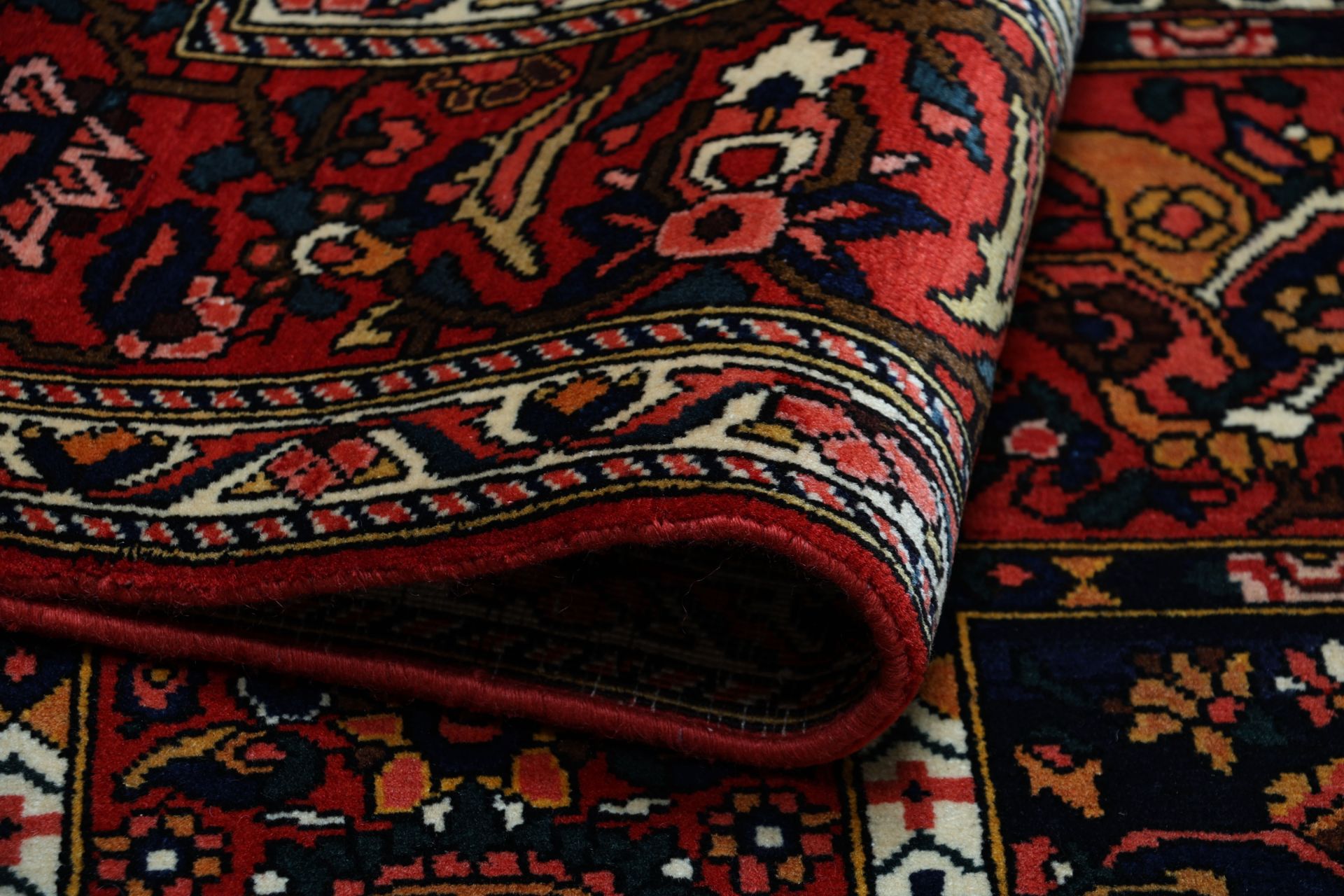 Hand-Knotted Wool Bakhtiari Persian Rug, 215 × 310 cm