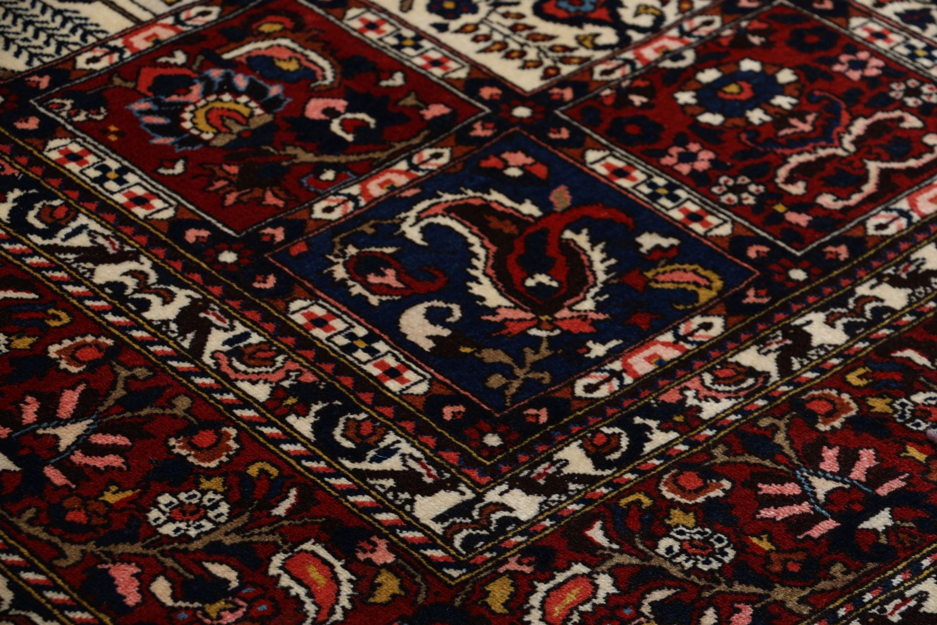 Bakhtiari Persian Rug — hand-knotted, 210 × 300 cm, Wool