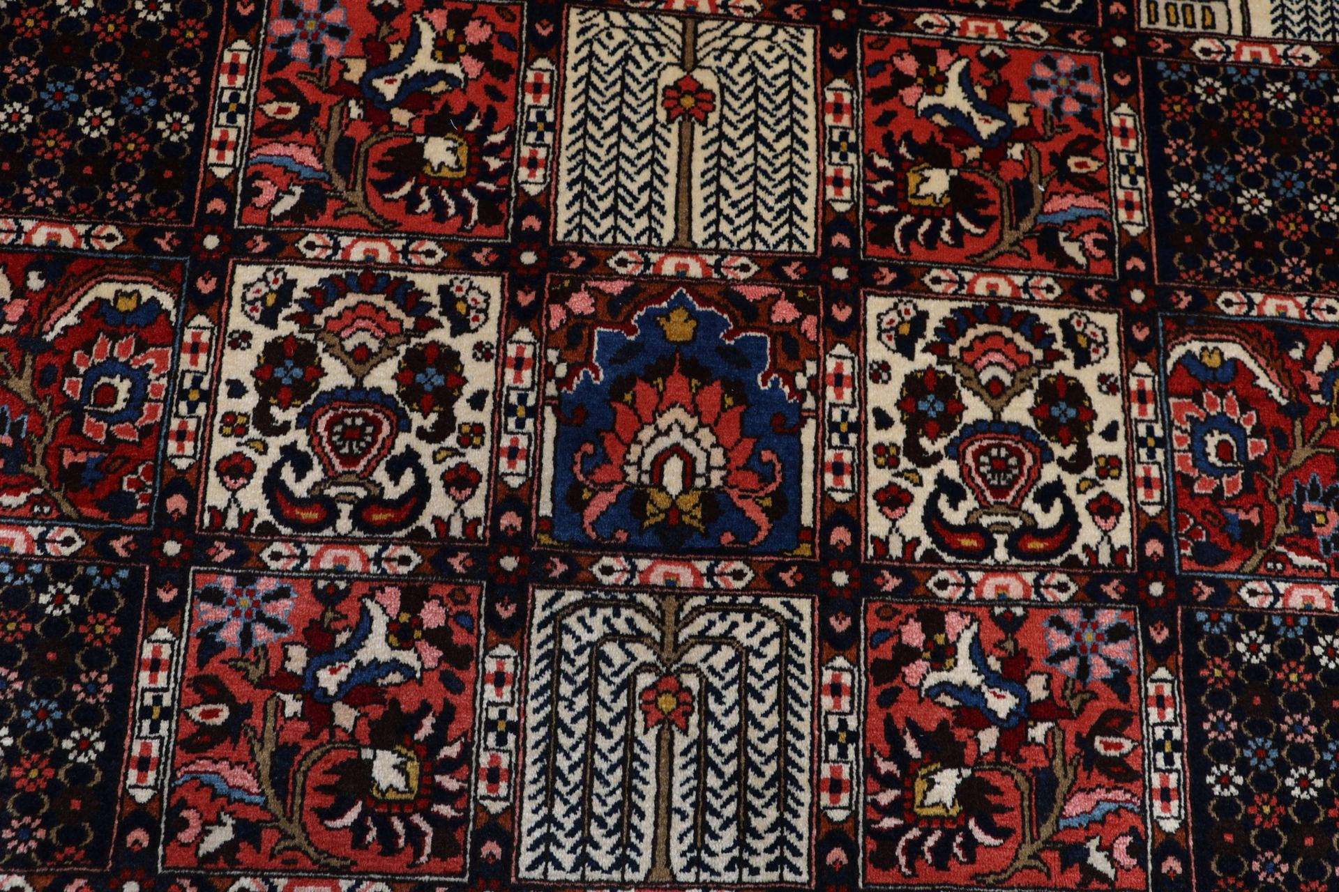 Bakhtiari Persian Rug — hand-knotted, 210 × 300 cm, Wool