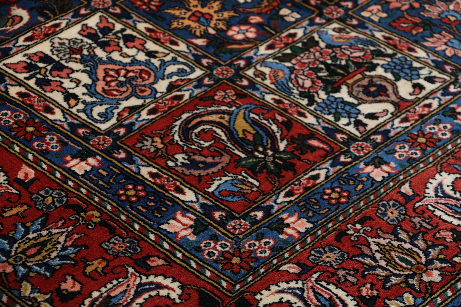Hand-Knotted Wool Bakhtiari Persian Rug, 205 × 312 cm