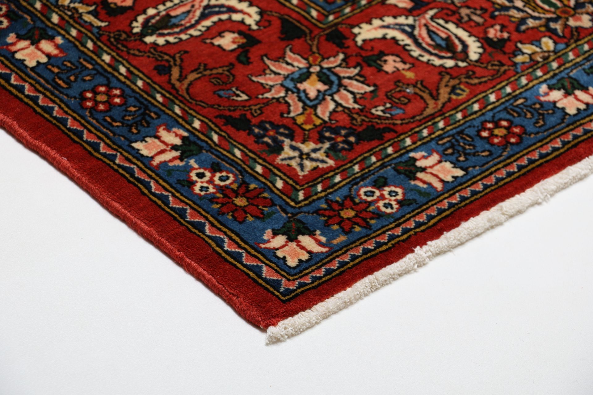 Hand-Knotted Wool Bakhtiari Persian Rug, 205 × 312 cm