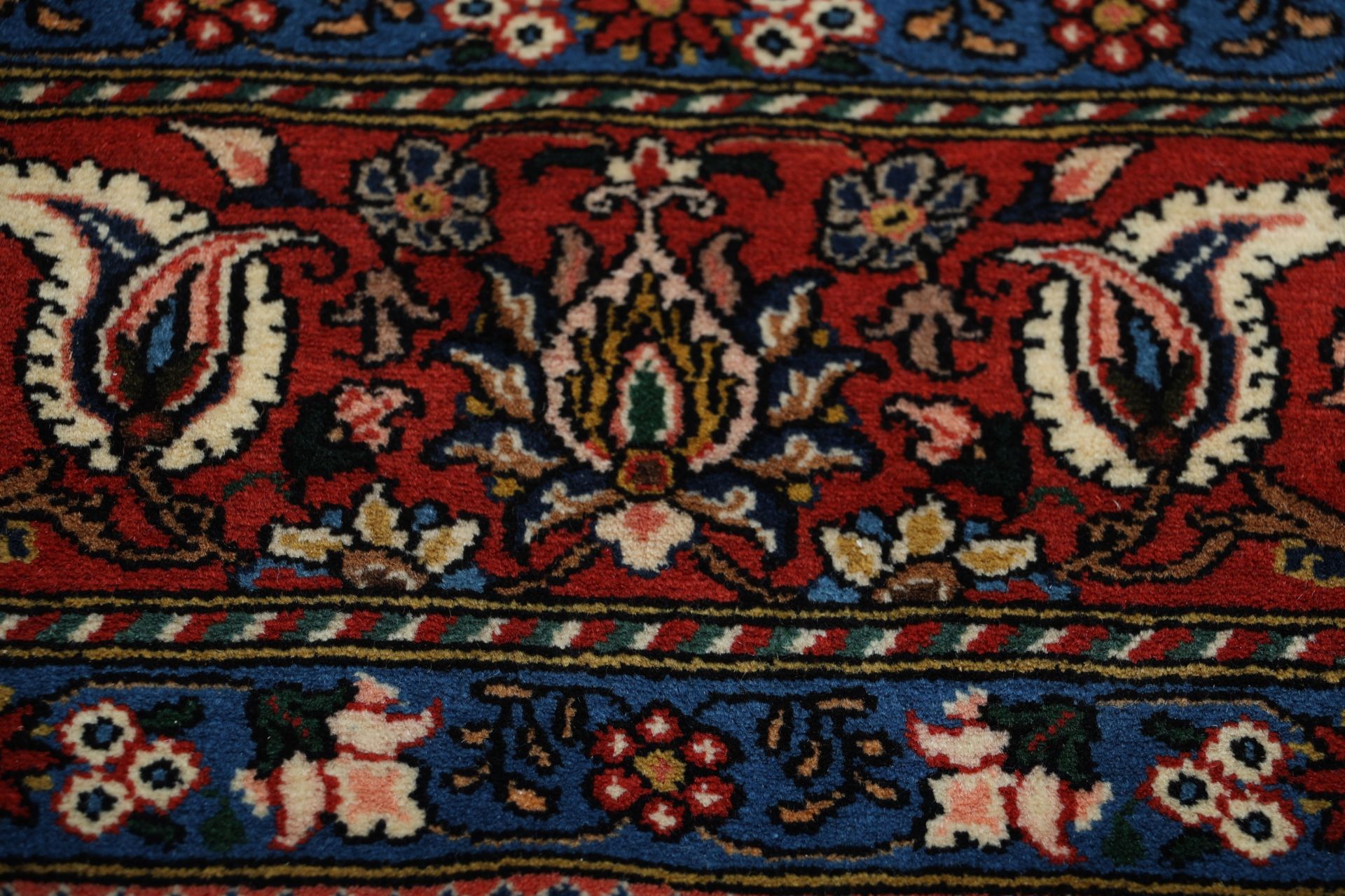 Hand-Knotted Wool Bakhtiari Persian Rug, 205 × 312 cm