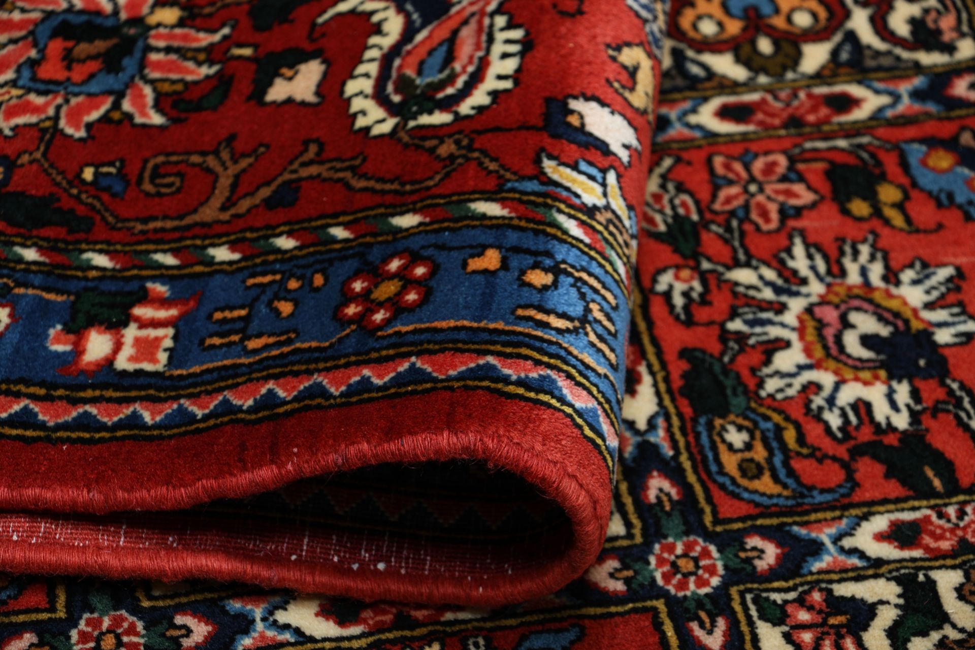 Hand-Knotted Wool Bakhtiari Persian Rug, 205 × 312 cm
