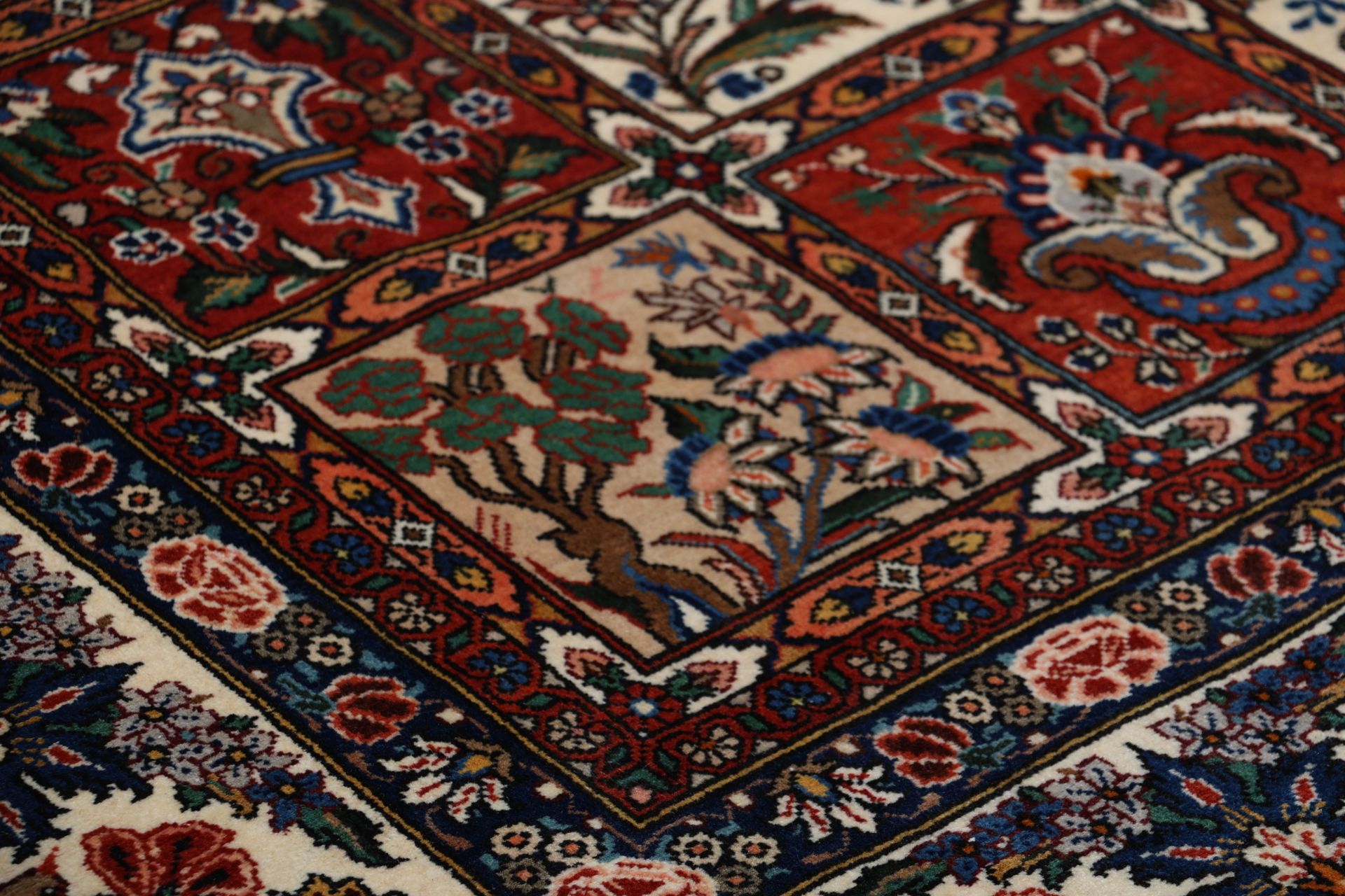 Hand-Knotted Wool Bakhtiari Persian Rug, 208 × 310 cm