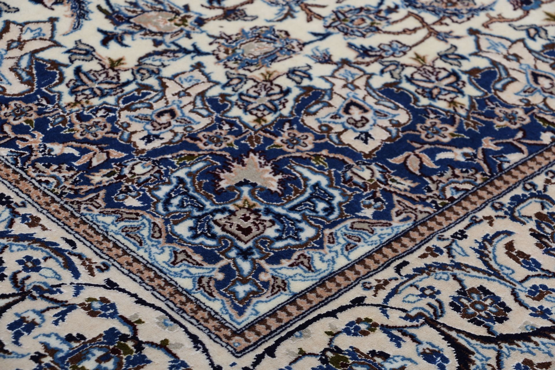 Hand-Knotted Wool Nain Persian Rug, 193 × 290 cm