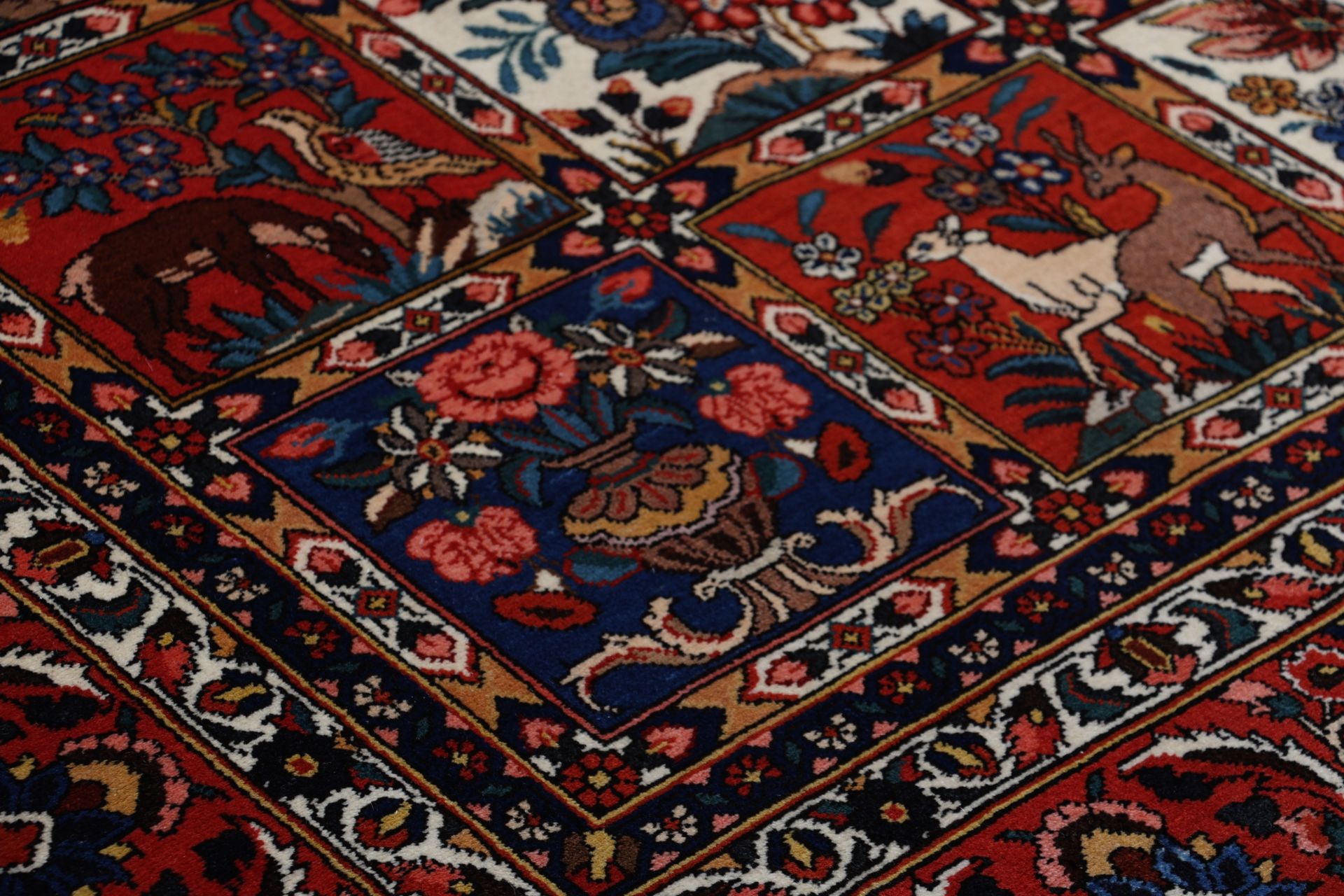 Hand-Knotted Wool Bakhtiari Persian Rug, 215 × 323 cm