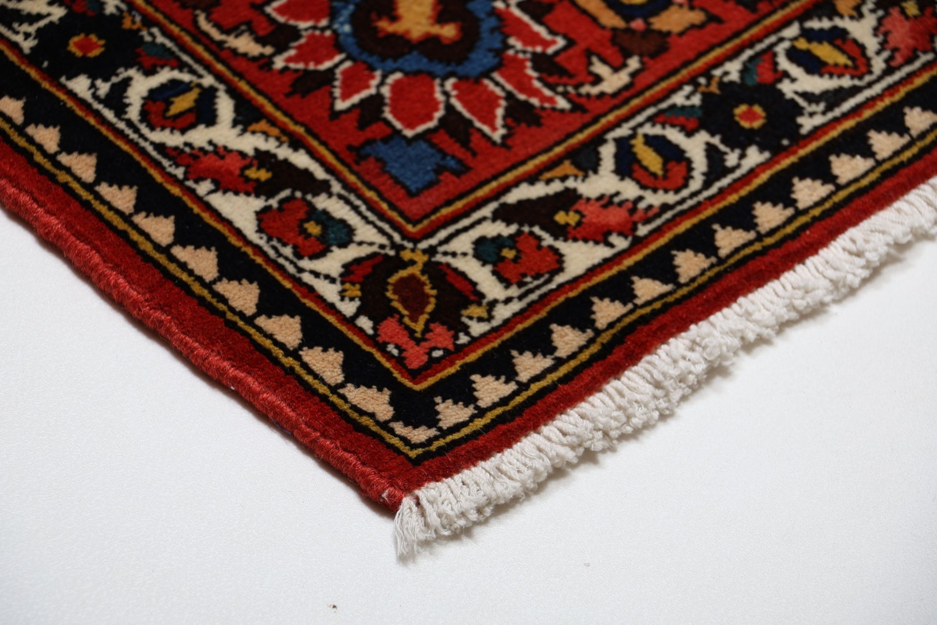 Hand-Knotted Wool Bakhtiari Persian Rug, 215 × 323 cm