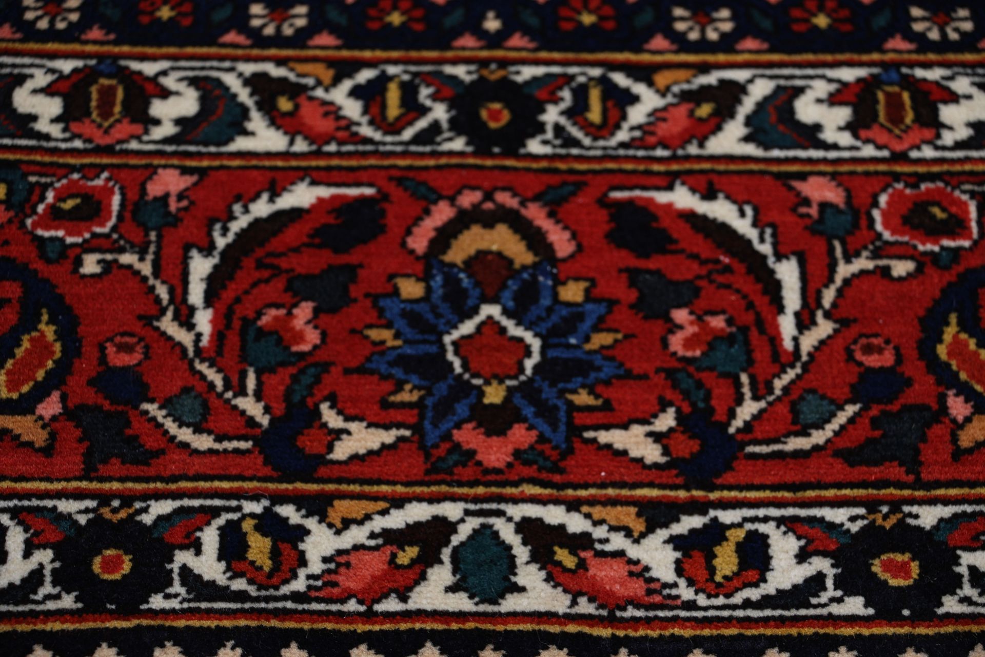 Hand-Knotted Wool Bakhtiari Persian Rug, 215 × 323 cm