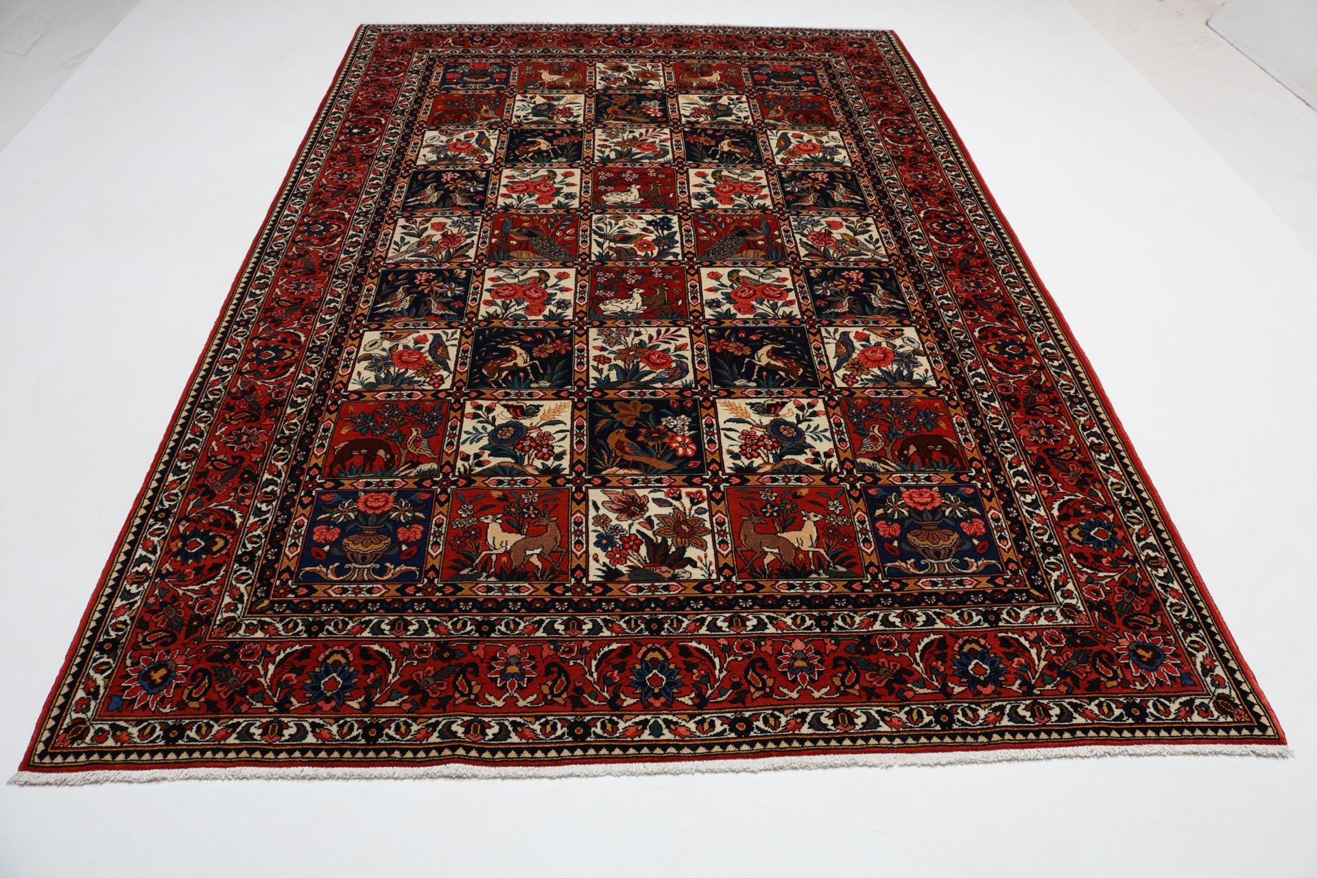Hand-Knotted Wool Bakhtiari Persian Rug, 215 × 323 cm