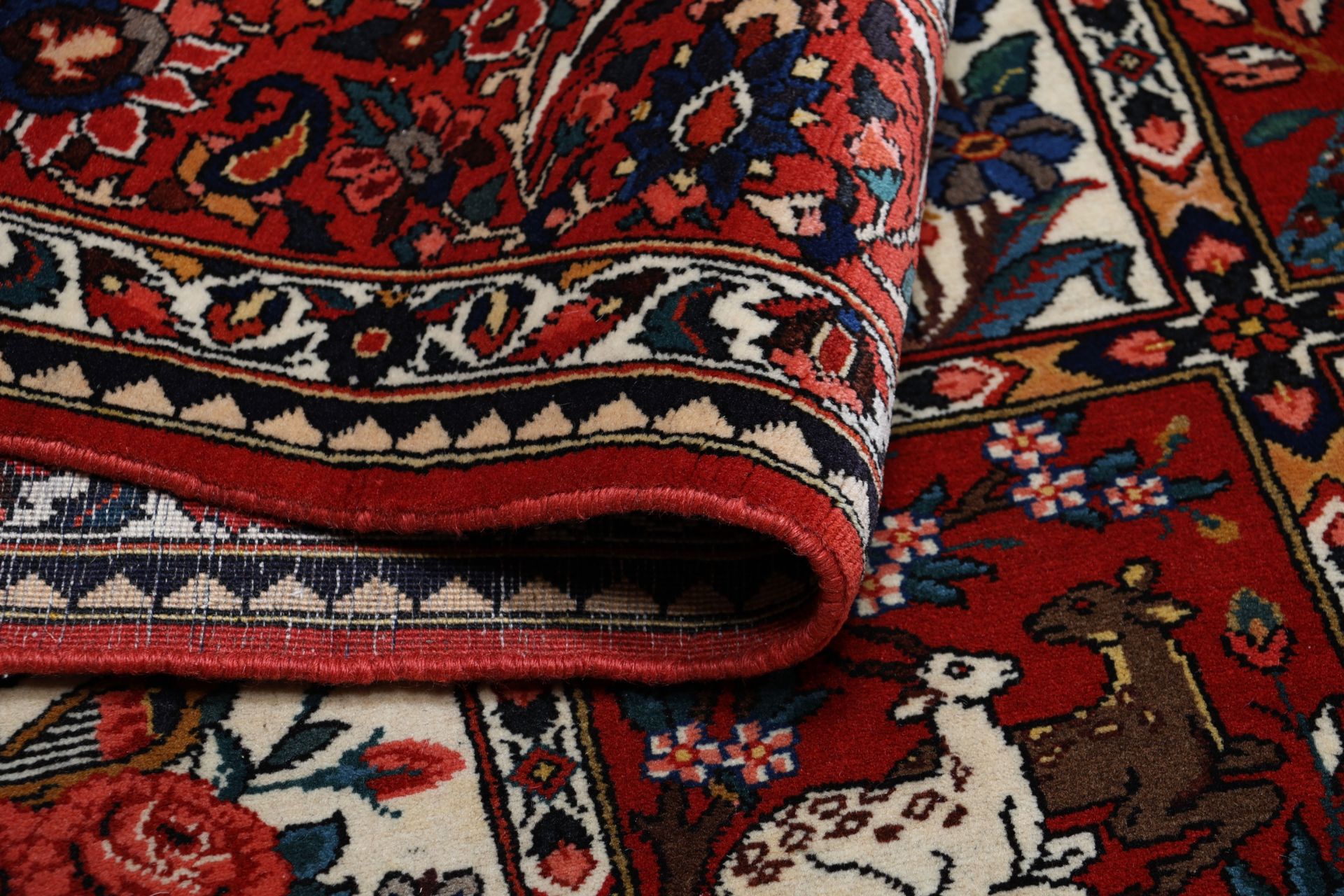 Hand-Knotted Wool Bakhtiari Persian Rug, 215 × 323 cm