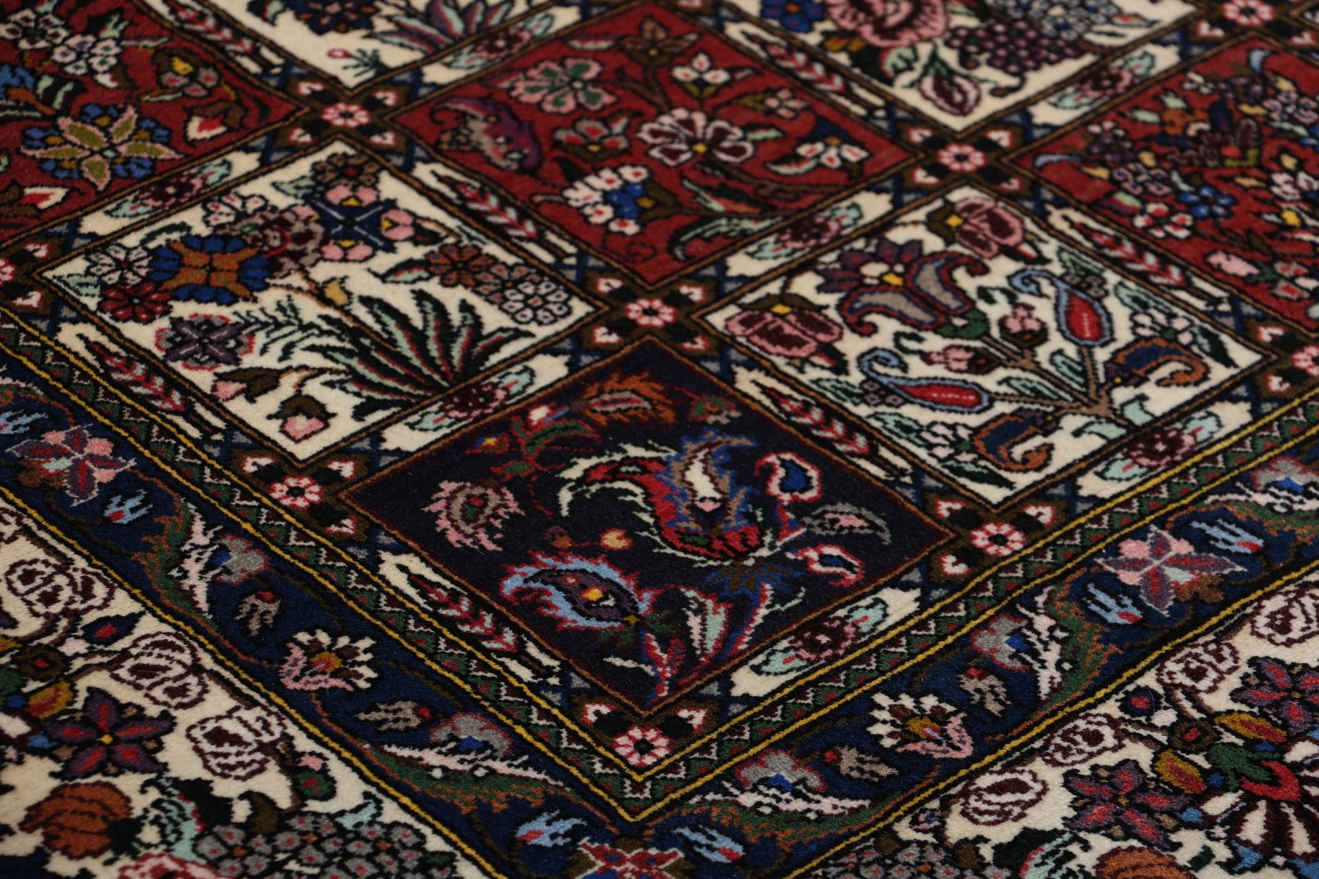Hand-Knotted Wool Bakhtiari Persian Rug, 208 × 308 cm