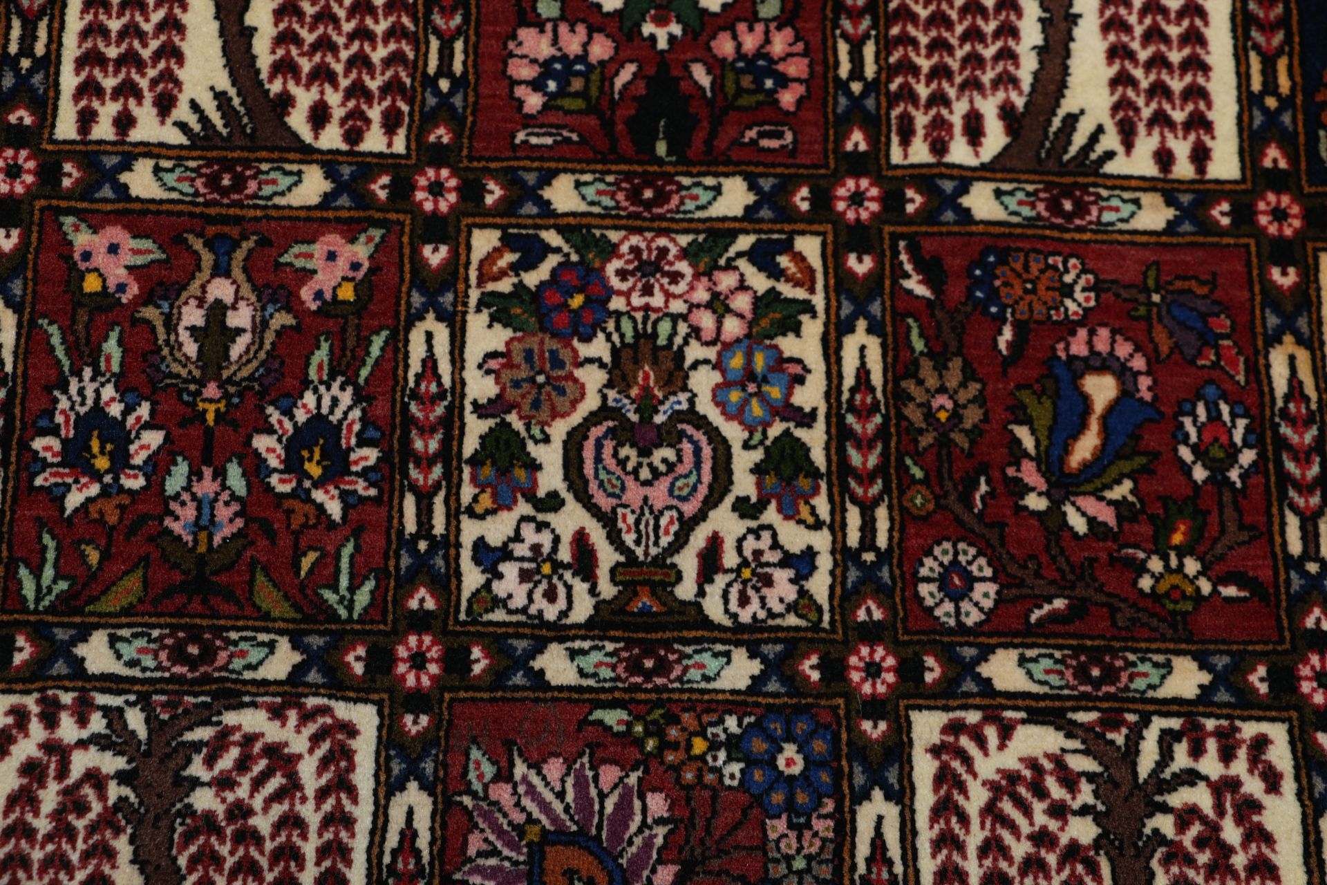 Hand-Knotted Wool Bakhtiari Persian Rug, 208 × 308 cm