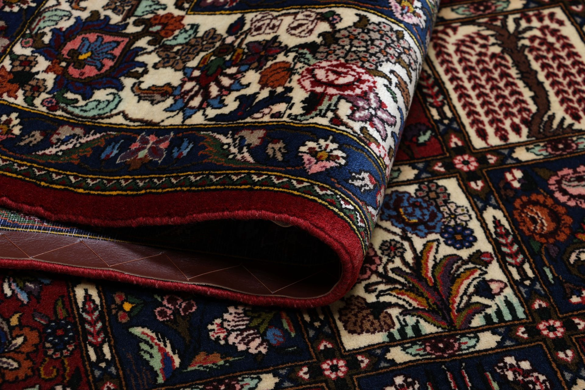 Hand-Knotted Wool Bakhtiari Persian Rug, 208 × 308 cm