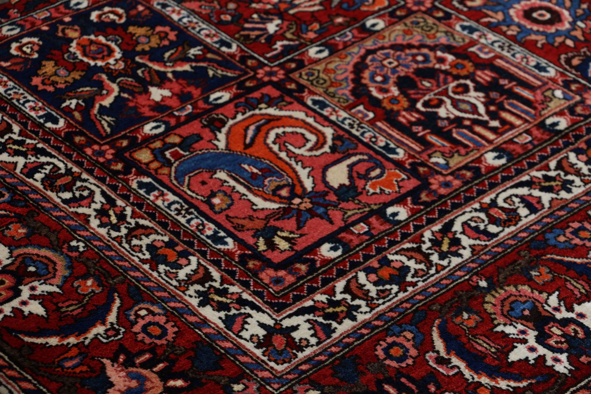 Hand-Knotted Wool Bakhtiari Persian Rug, 220 × 323 cm