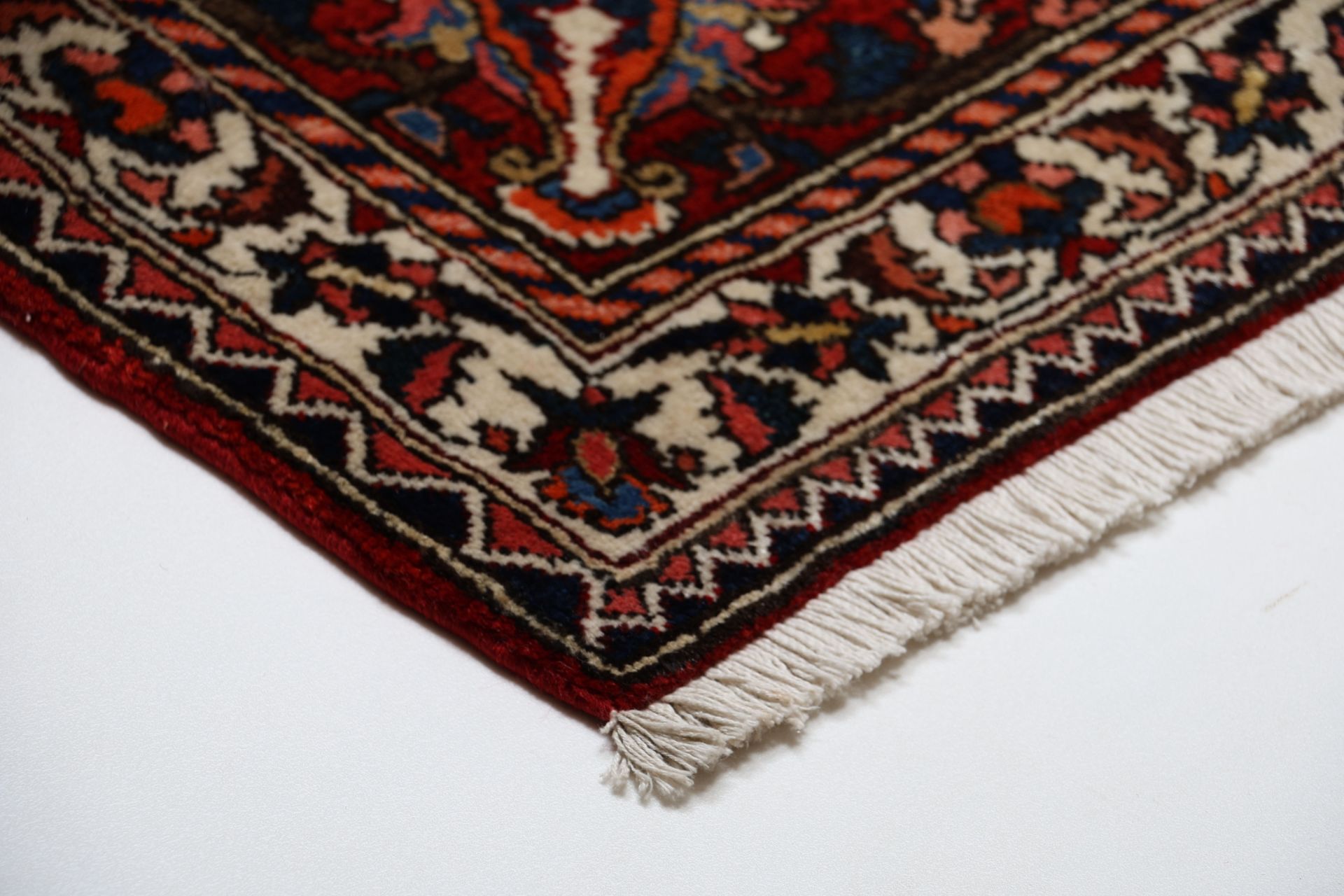 Hand-Knotted Wool Bakhtiari Persian Rug, 220 × 323 cm