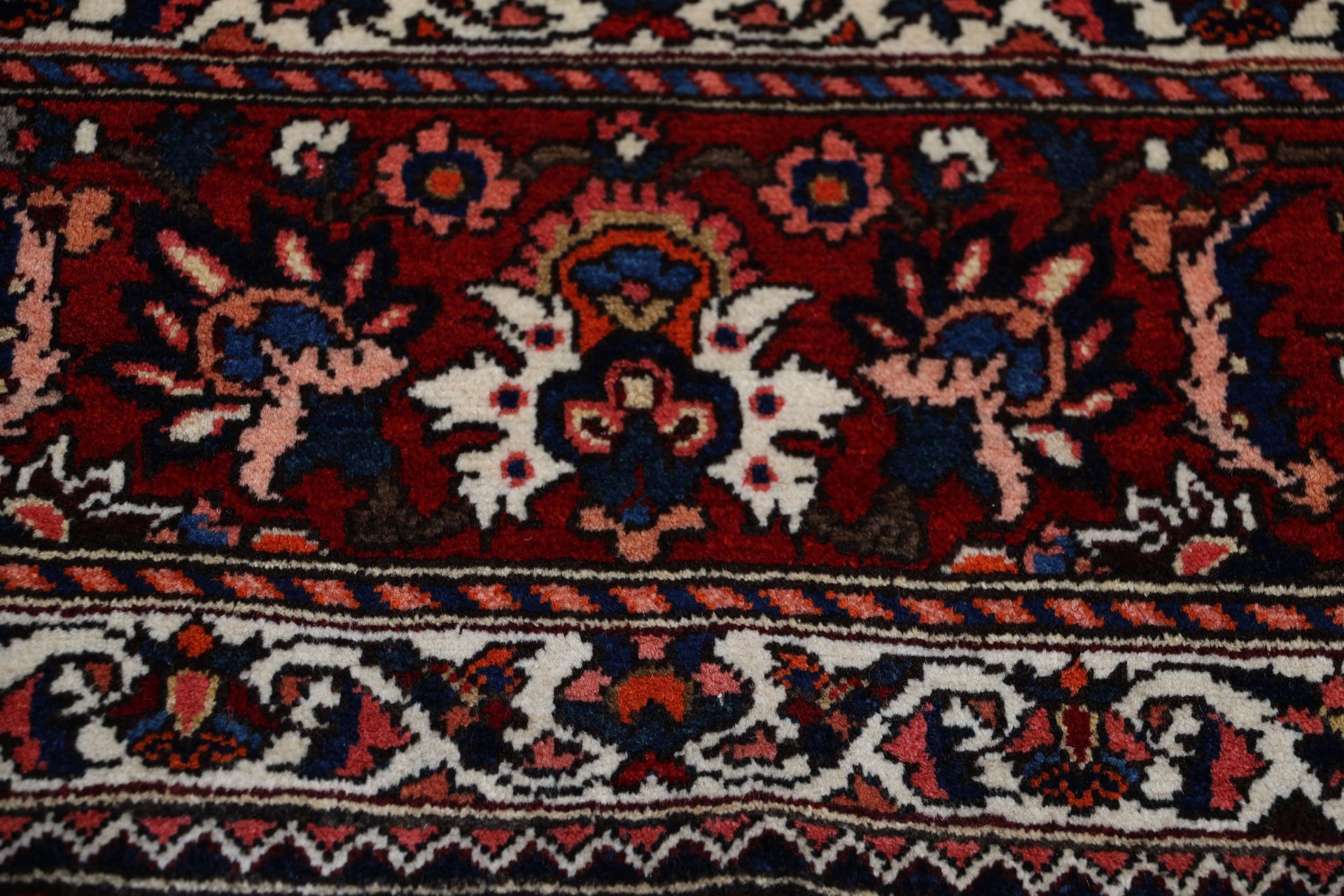Hand-Knotted Wool Bakhtiari Persian Rug, 220 × 323 cm