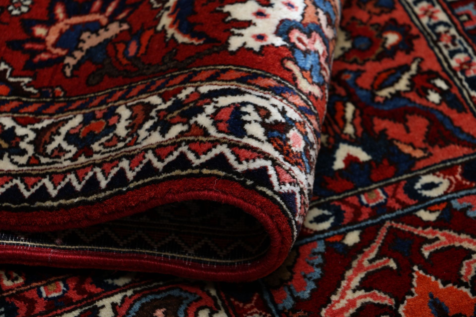 Hand-Knotted Wool Bakhtiari Persian Rug, 220 × 323 cm